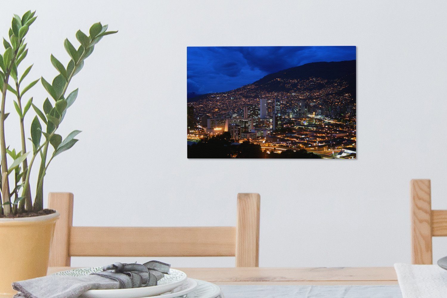 OneMillionCanvasses® Medellín Wandbild St), Dämmerung Nutibara-Hügel, Aufhängefertig, 30x20 der in cm Wanddeko, Leinwandbild Leinwandbilder, dem Stadt (1 hinter