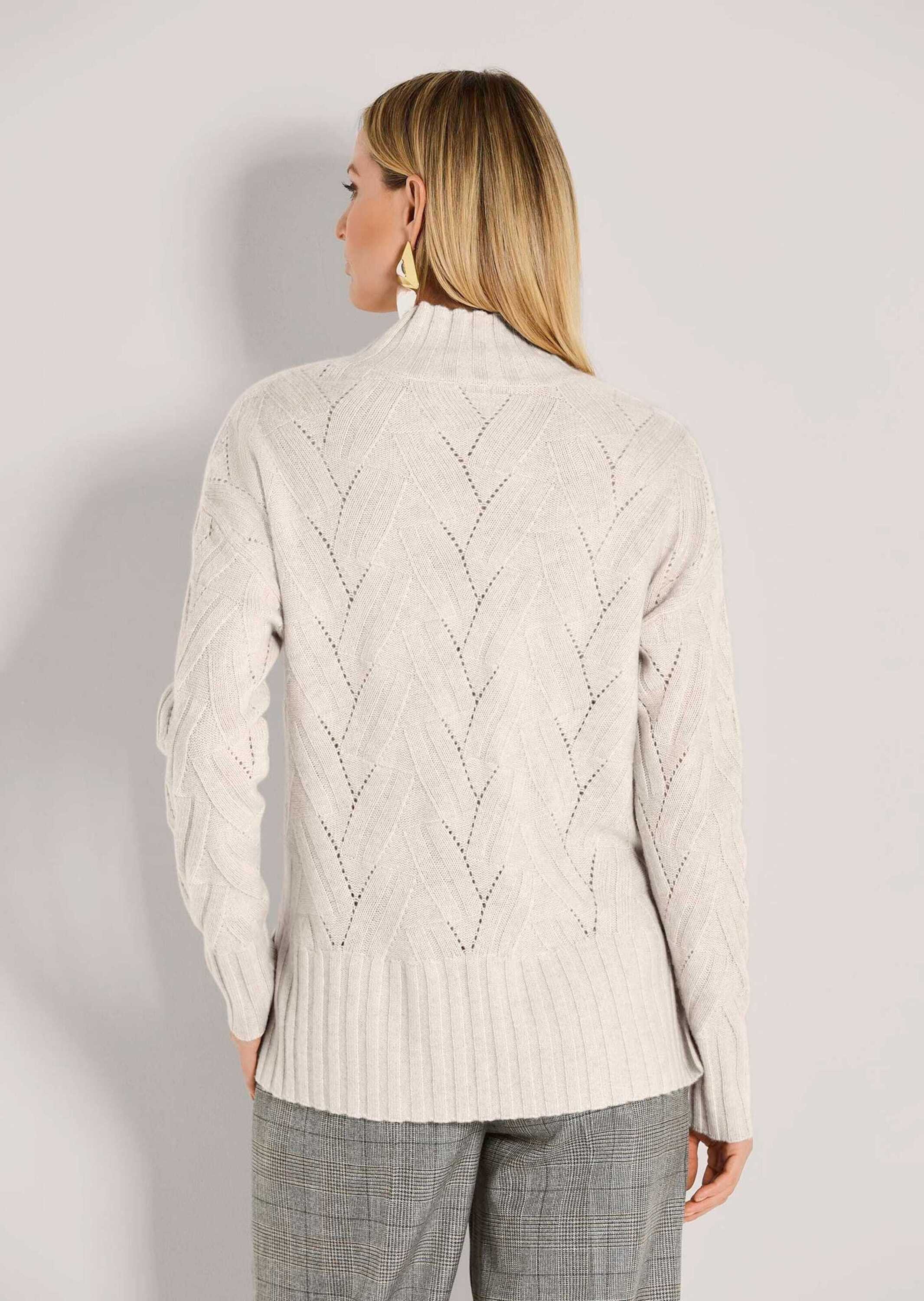 MADELEINE Strickpullover Hochwertiger Wollpullover mit Strukturstrick Fantasievoller Strukturstrickpullover mit Stehkragen und Langarm