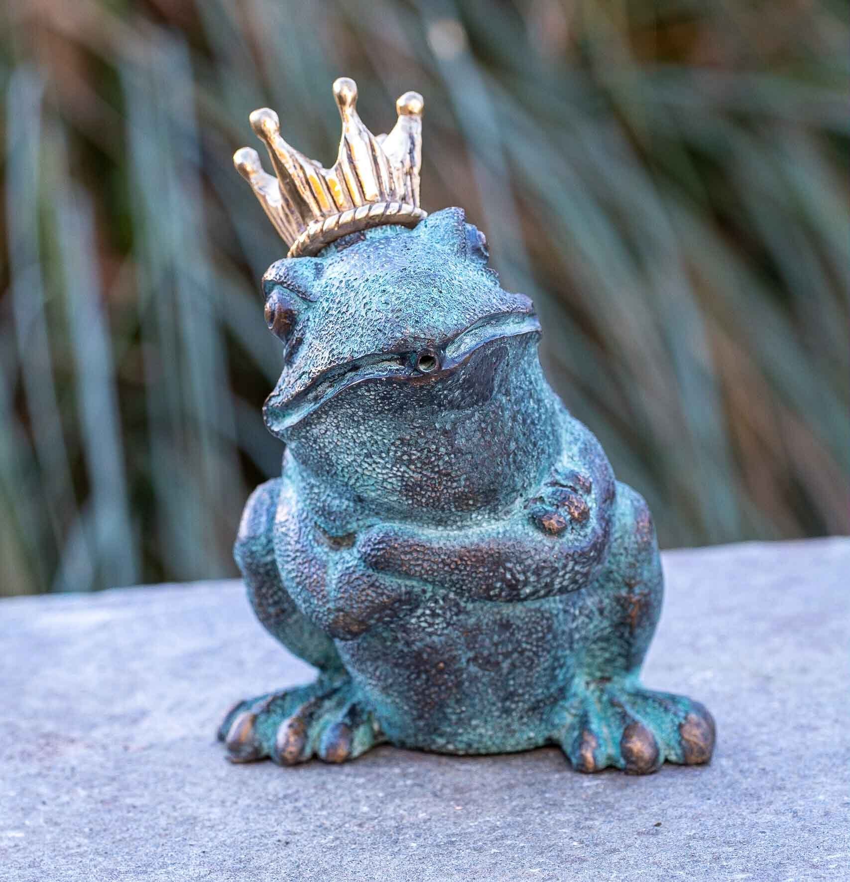 IDYL Gartenfigur IDYL robust Froschkönig, Bronze Bronze-Skulptur Regen gegossen – Wachsausschmelzverfahren Hand von Langlebig in – und in Bronze Modelle – sehr werden patiniert. witterungsbeständig Die und gegen Frost, UV-Strahlung