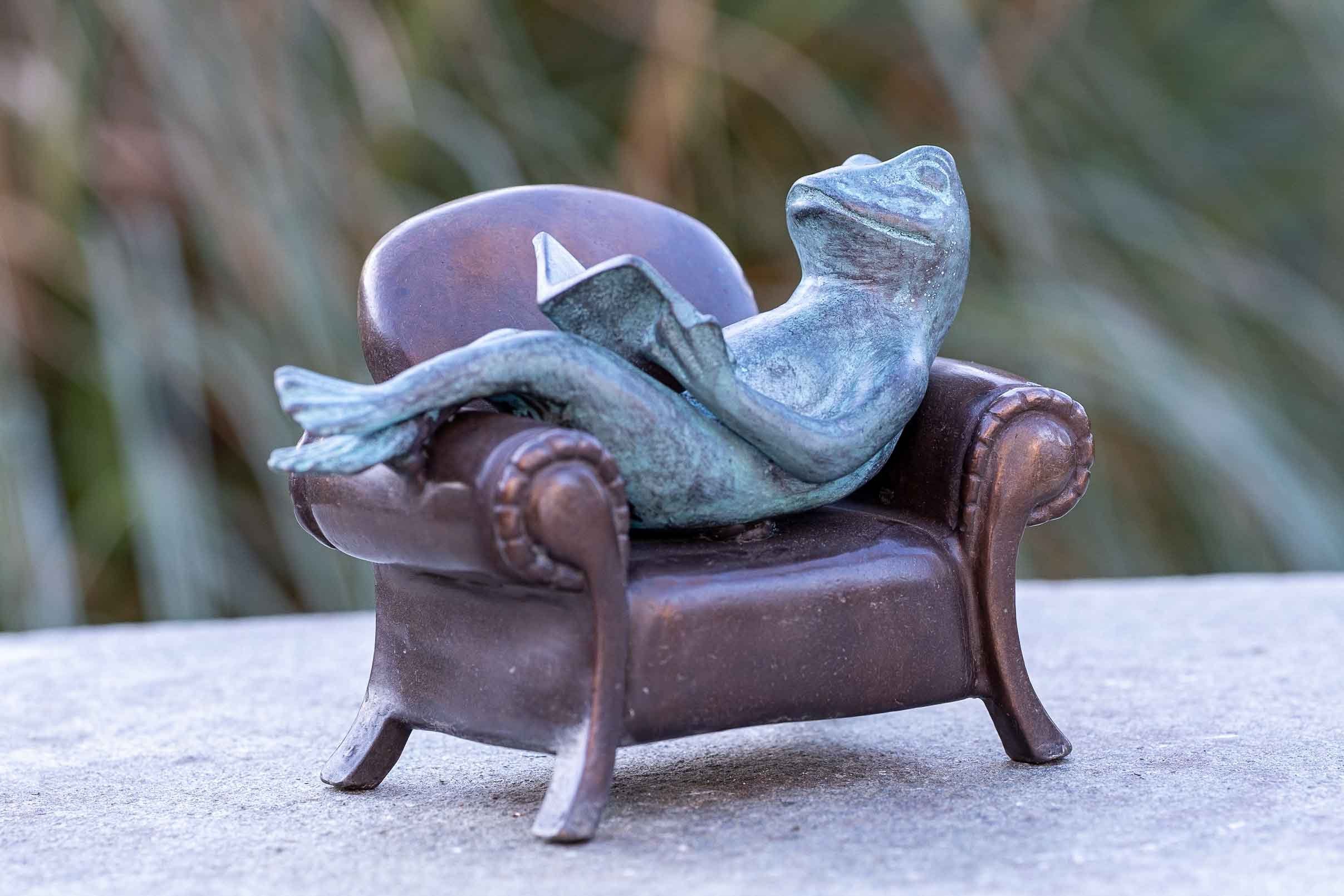 IDYL Dekofigur IDYL Bronze-Skulptur Lesender – Die Bronze UV-Strahlung. patiniert. robust Regen Langlebig Bronze und in Frost, in gegossen Sofa, und – – gegen werden Wachsausschmelzverfahren Modelle witterungsbeständig auf Frosch von sehr einem Hand