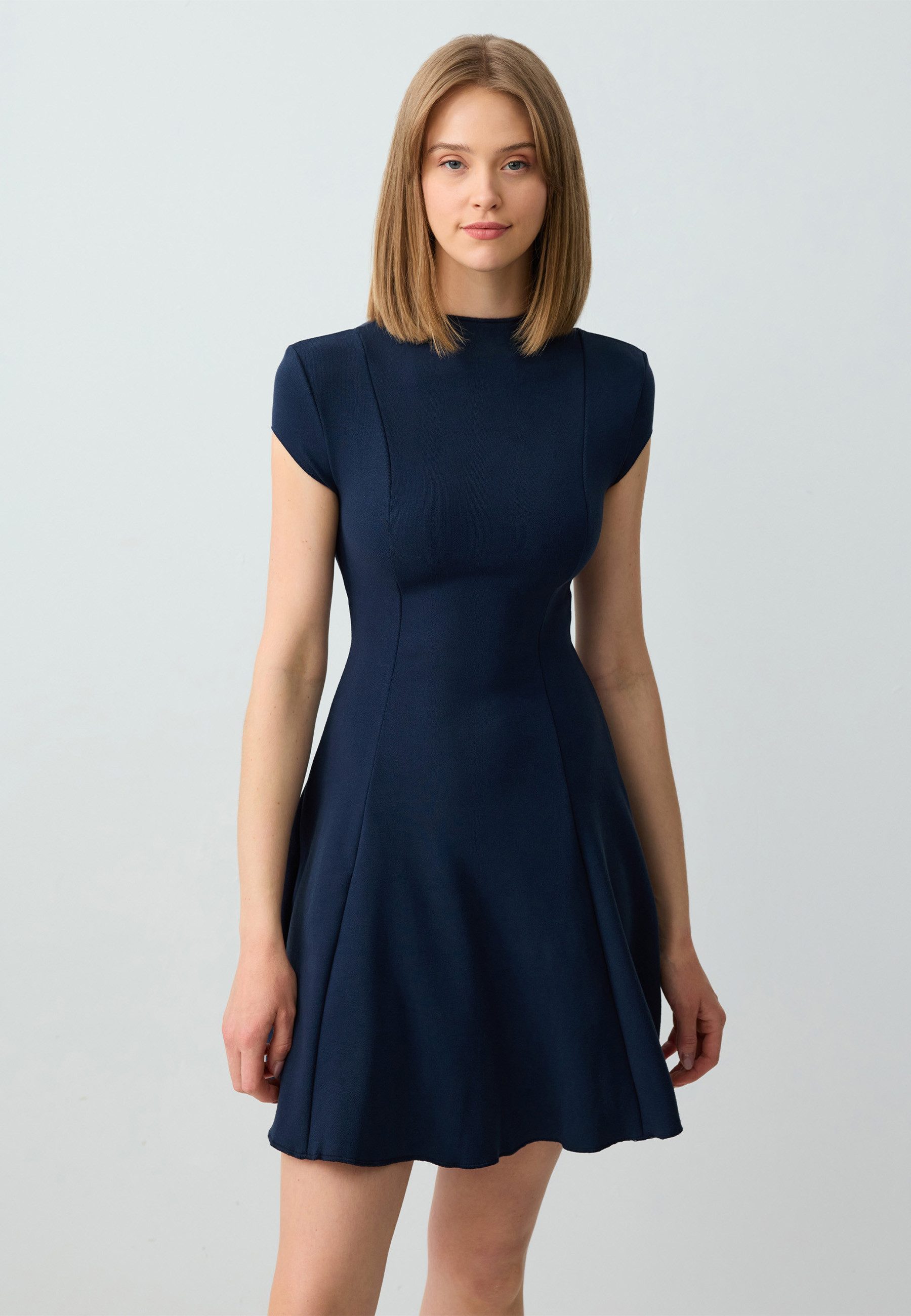Minikleid Kurzärmliges Strick-Minikleid Mit Nullhalsausschnitt