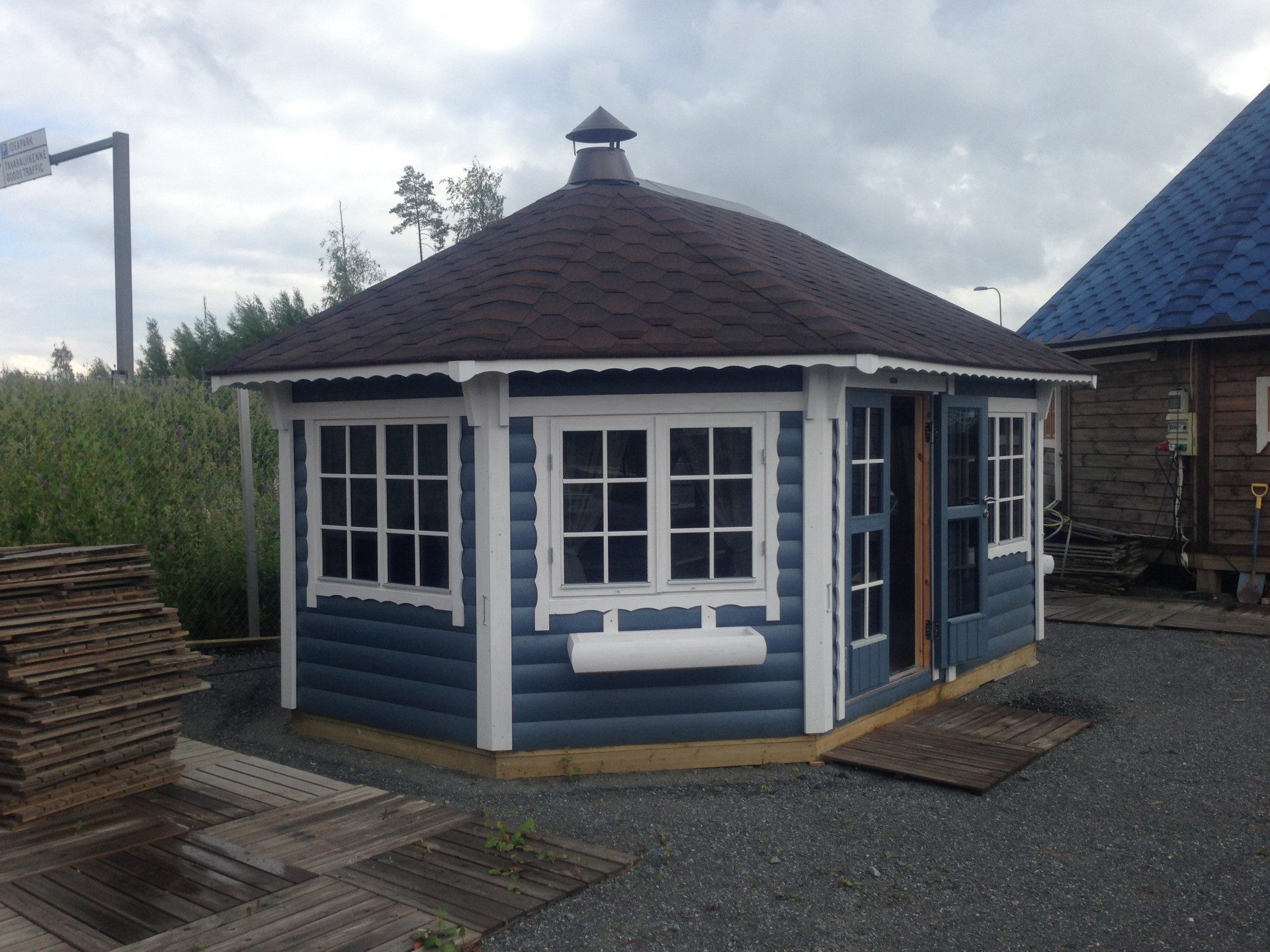 Finn Art Blockhaus Grillkota Grillpavillon oval Victoria Oval 18 max. 20 Personen, BxT: 540x383 cm, Schindeln rot, mit Grillanlage