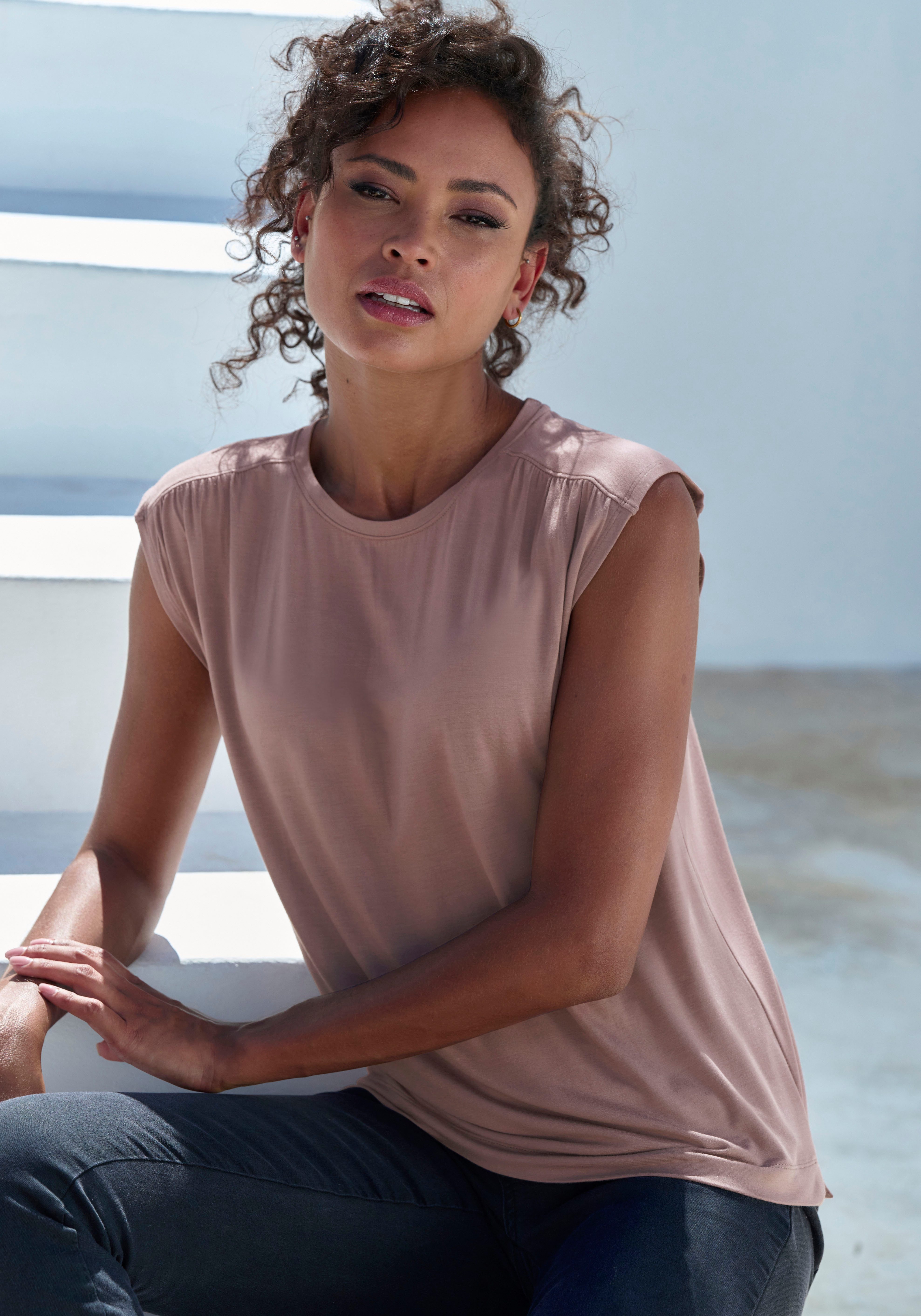 LASCANA Shirttop mit Schulterraffung aus weichem Viskose-Stretch