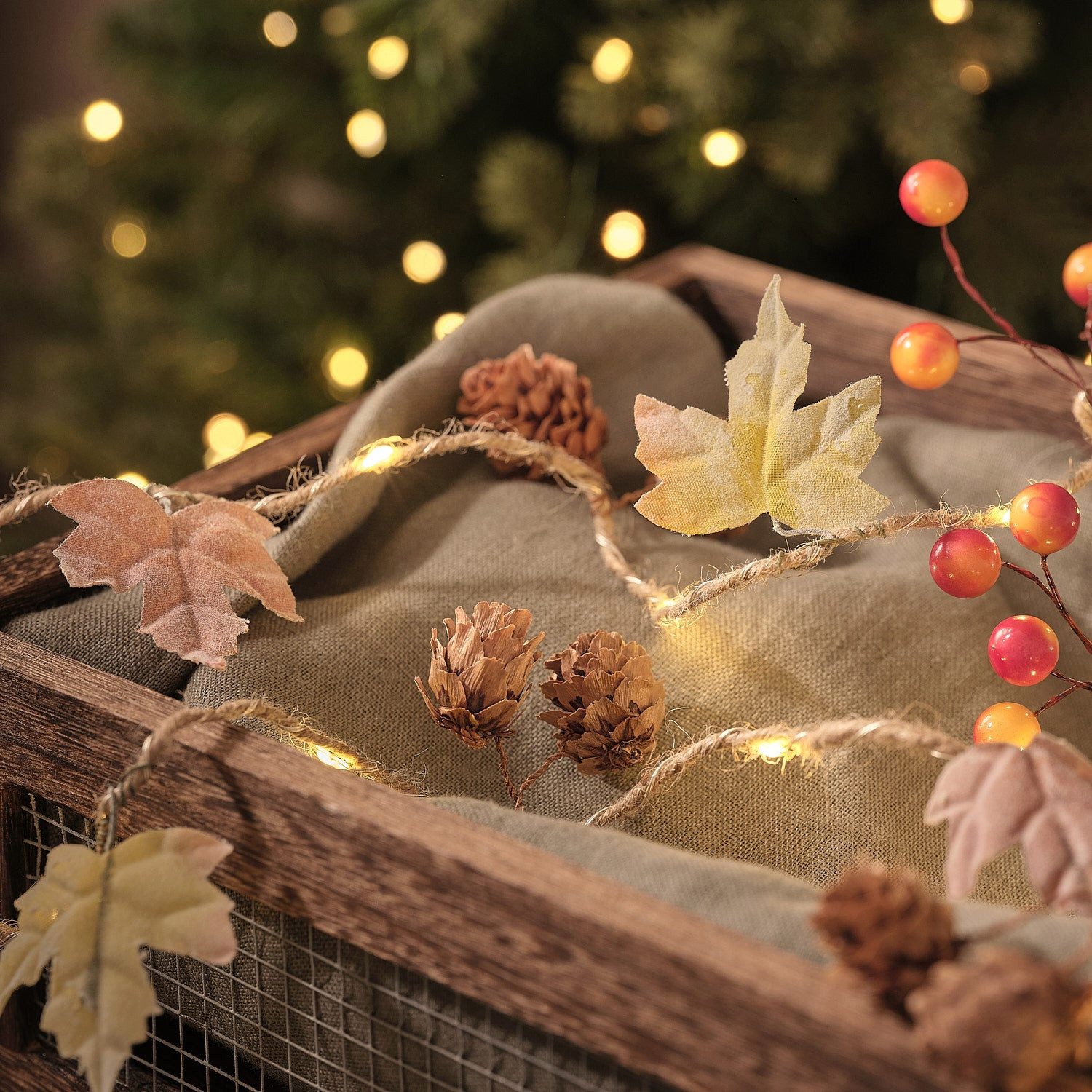 Lights4fun LED-Lichterkette 2 m LED-Herbstgirlande mit Blättern, Tannenzapfen & 20 Mikro-LEDs, War