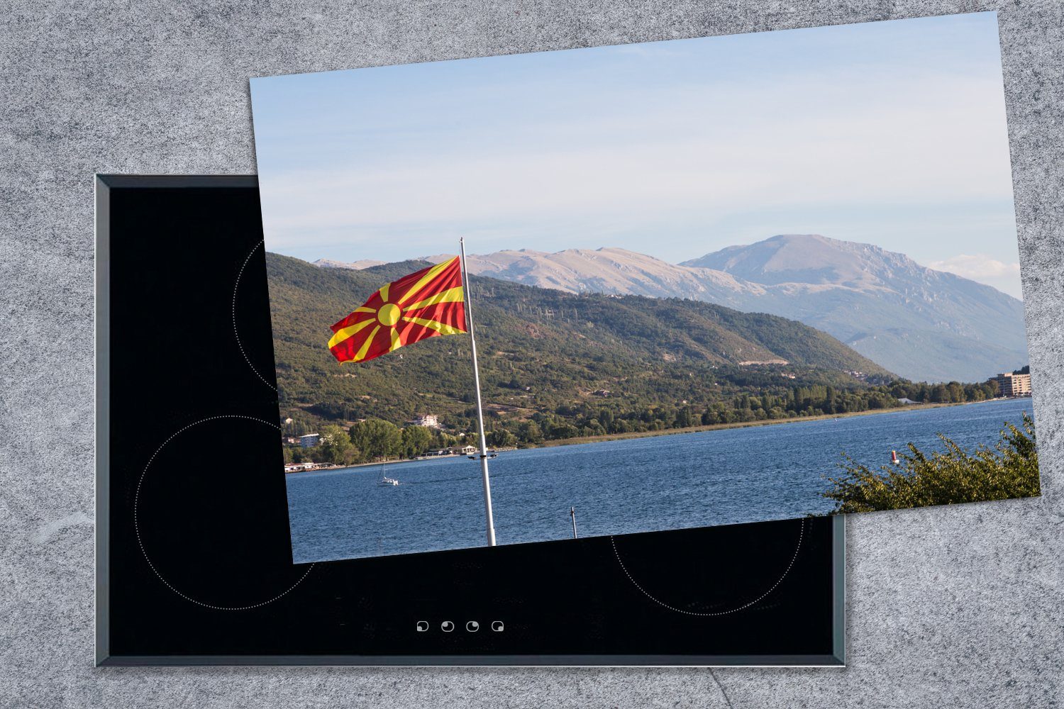 Mazedonien Vinyl, küche, von Ceranfeldabdeckung Die See, cm, Herdblende-/Abdeckplatte für über 81x52 tlg), Schutz Induktionskochfeld (1 einem die Nationalflagge MuchoWow