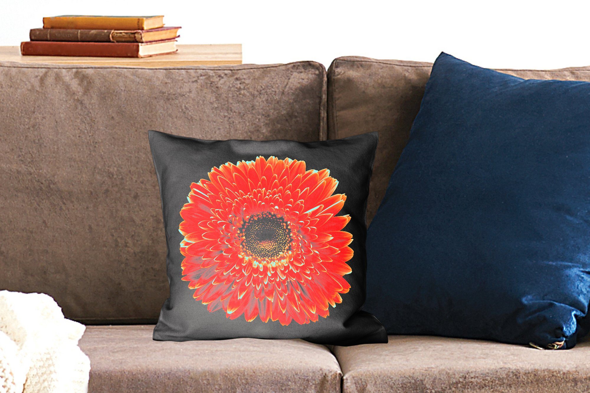 MuchoWow Dekokissen Eine orangefarbene Zierkissen Wohzimmer, mit Sofakissen Gerbera-Blüte Füllung schwarzem Schlafzimmer, Hintergrund, Deko, für vor