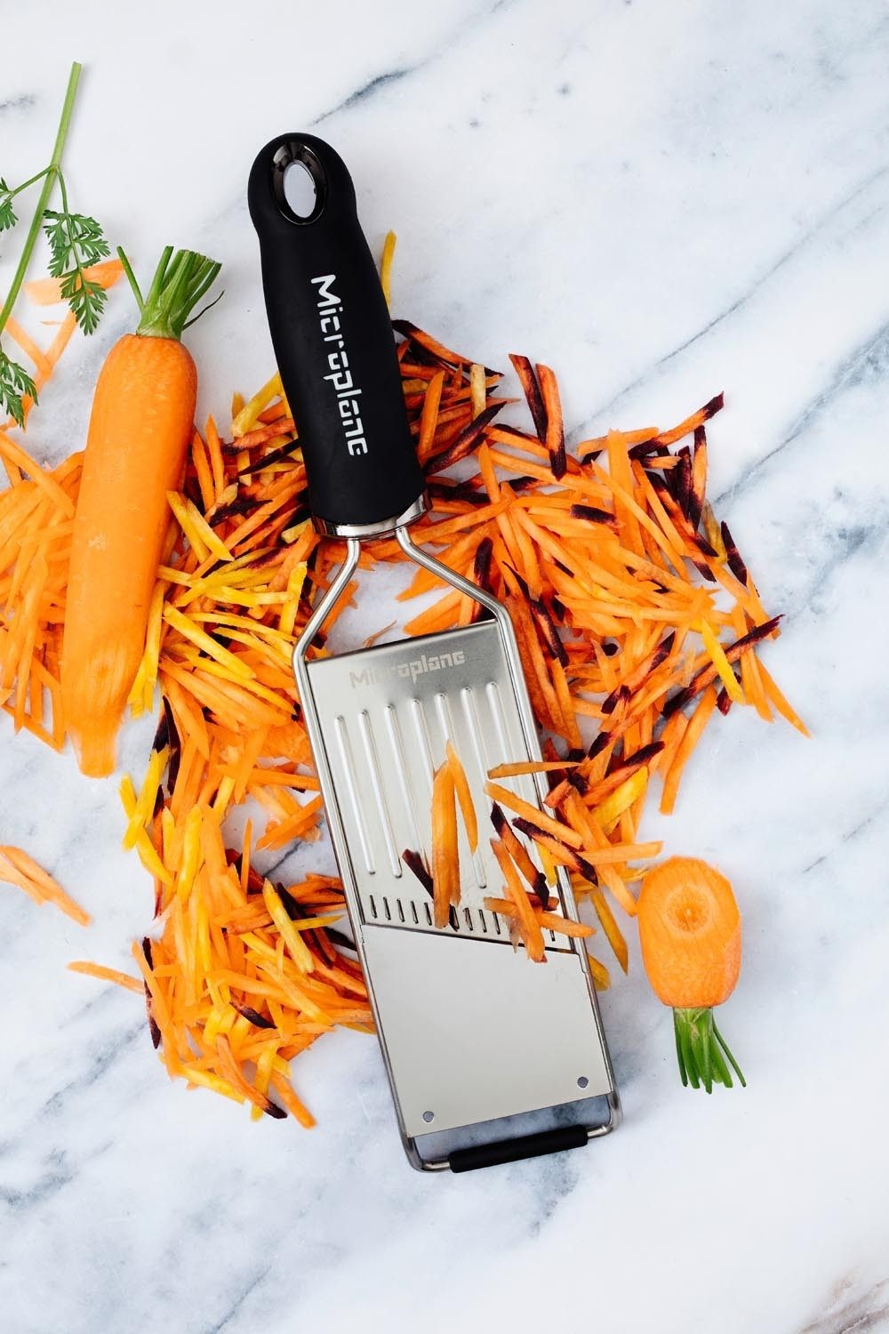 Microplane Küchenreibe Juliennehobel GOURMET, L 31,5 cm, mit Gummifuß, Edelstahl, Gummi, Kunststoff, spülmaschinenfest, für lange, dünne Streifen