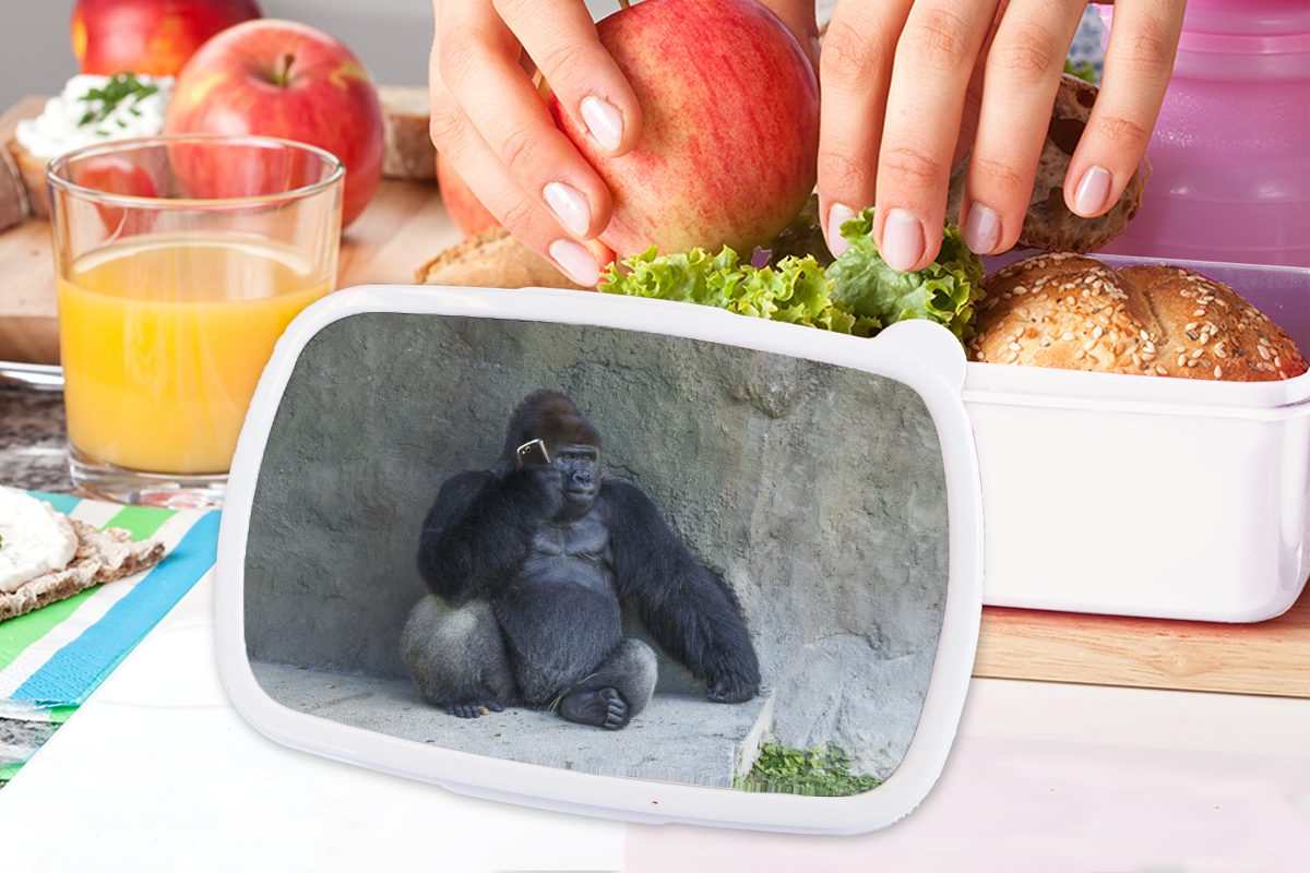Gorilla einer Kunststoff, Brotbox Kinder Steinmauer, und (2-tlg), Brotdose, lehnt und Mädchen MuchoWow Lunchbox Jungs weiß Erwachsene, für Ein für riesiger an