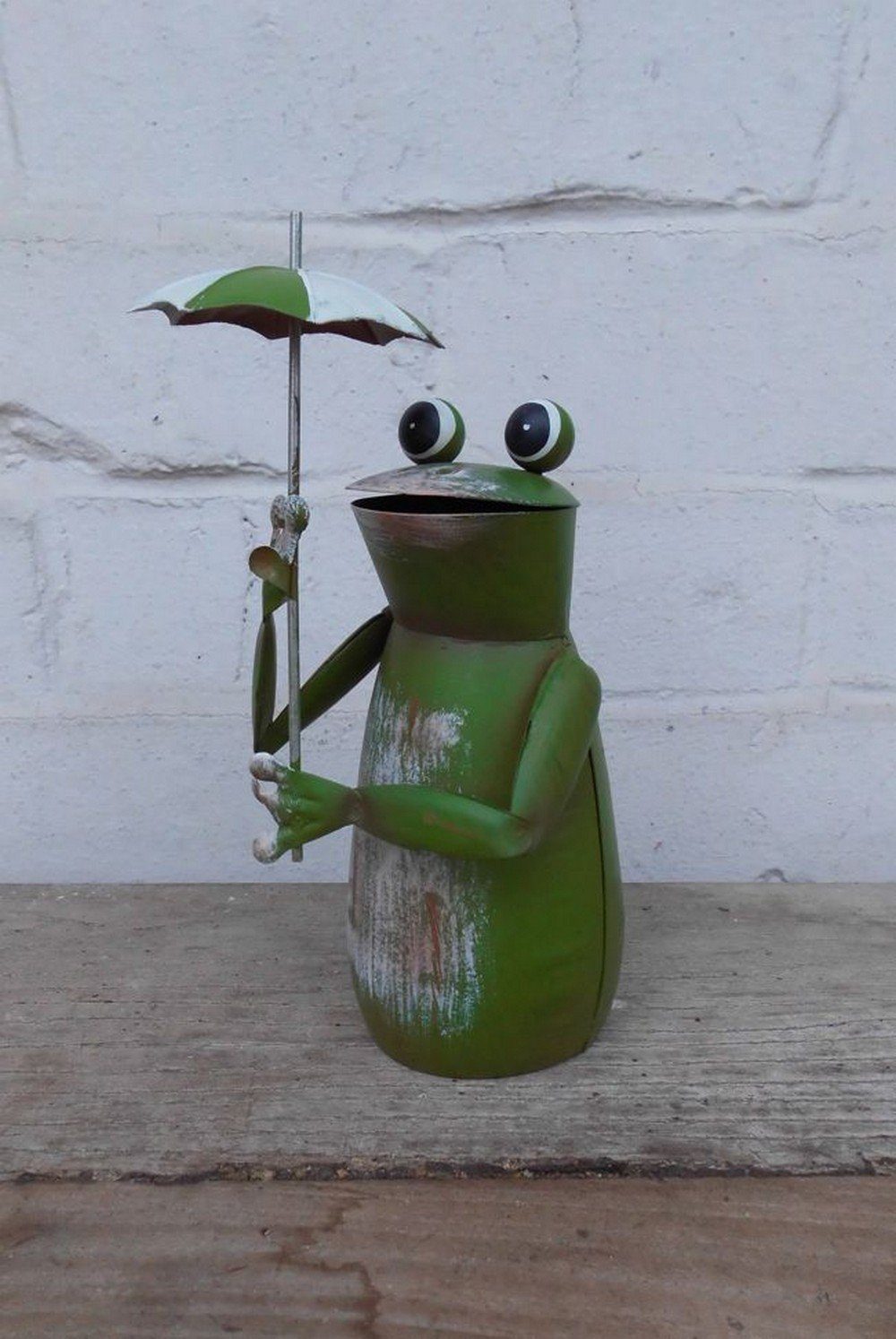 witziger Deko-Impression St) Frosch Dekofigur Gartendeko Zaunhocker frecher (1 m. Zaunfigur 16cm Schirm