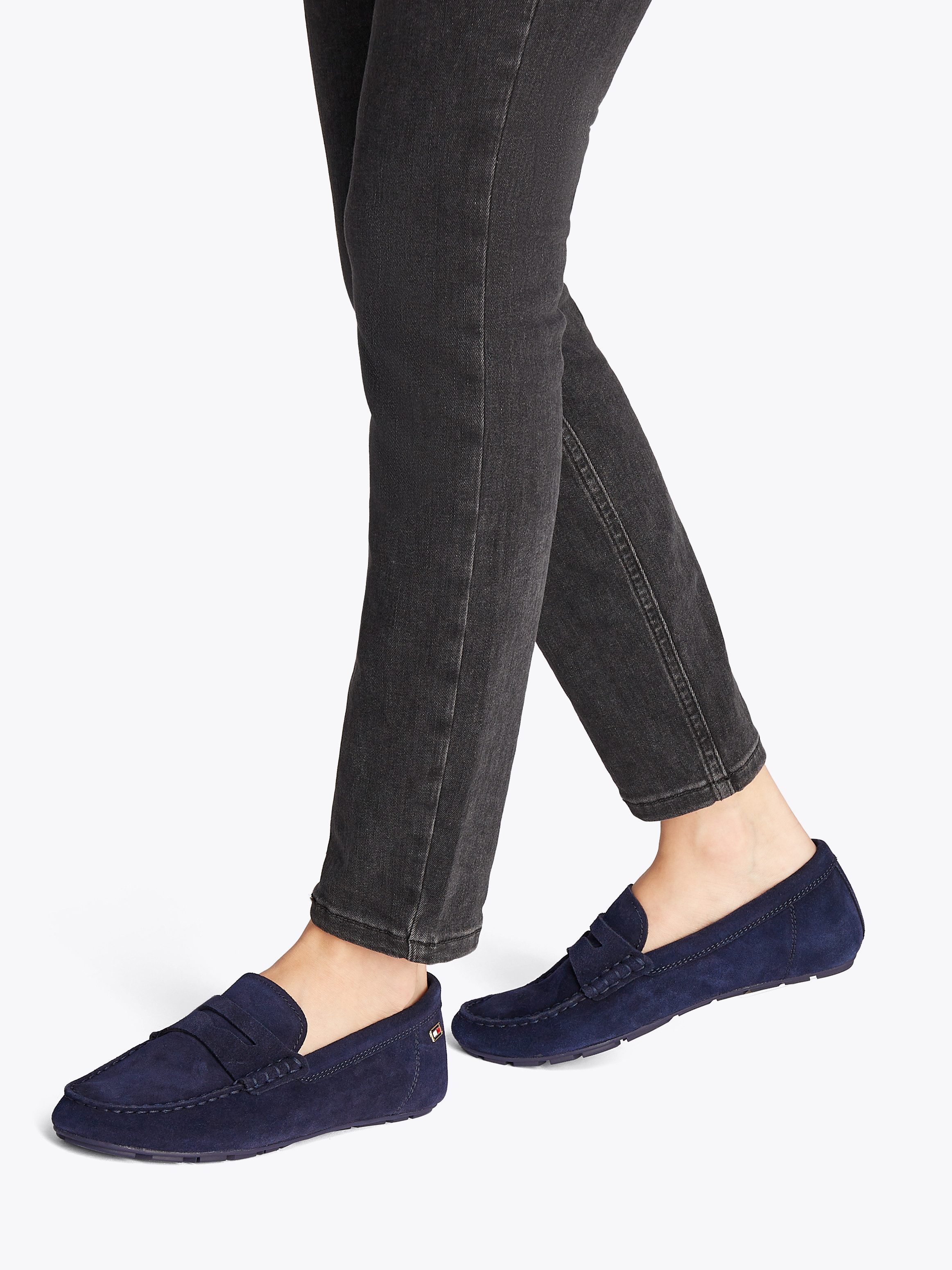 Tommy Hilfiger FLAG SOFT SUEDE DRIVER LOAFER Slipper, Schlupfschuh, Bequemschuh, Mokassin, Flats mit modischen Zierriegel