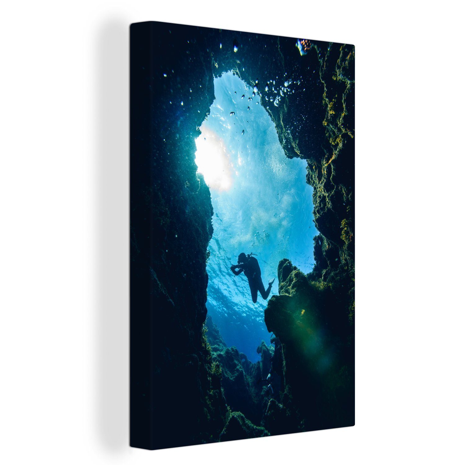 OneMillionCanvasses® Leinwandbild Taucher in einer Meereshöhle, (1 St), Leinwandbild fertig bespannt inkl. Zackenaufhänger, Gemälde, 20x30 cm