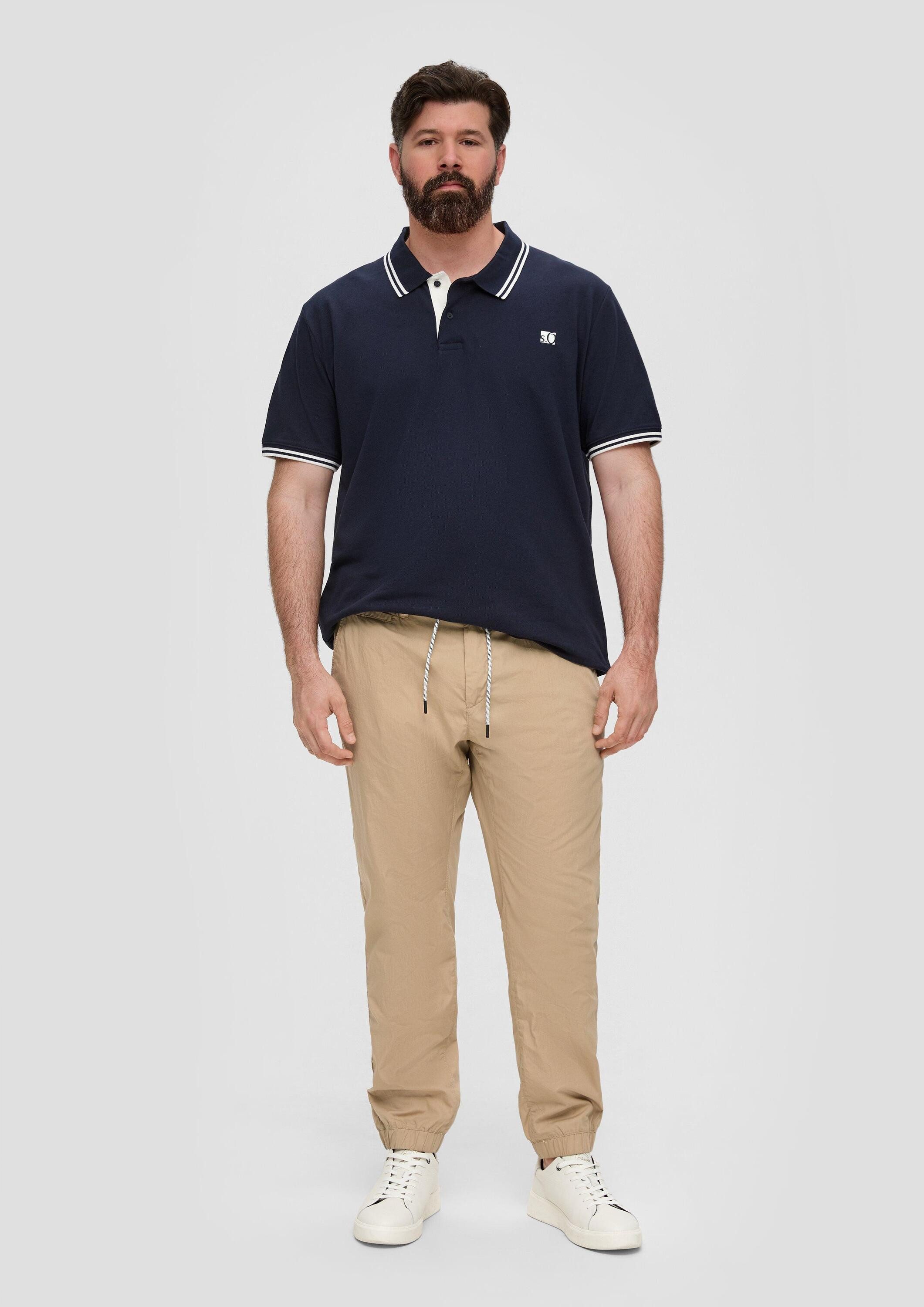 s.Oliver Chinos Hose DETROIT Baumwoll-Hose mit elastischem Bund und Print-Detail