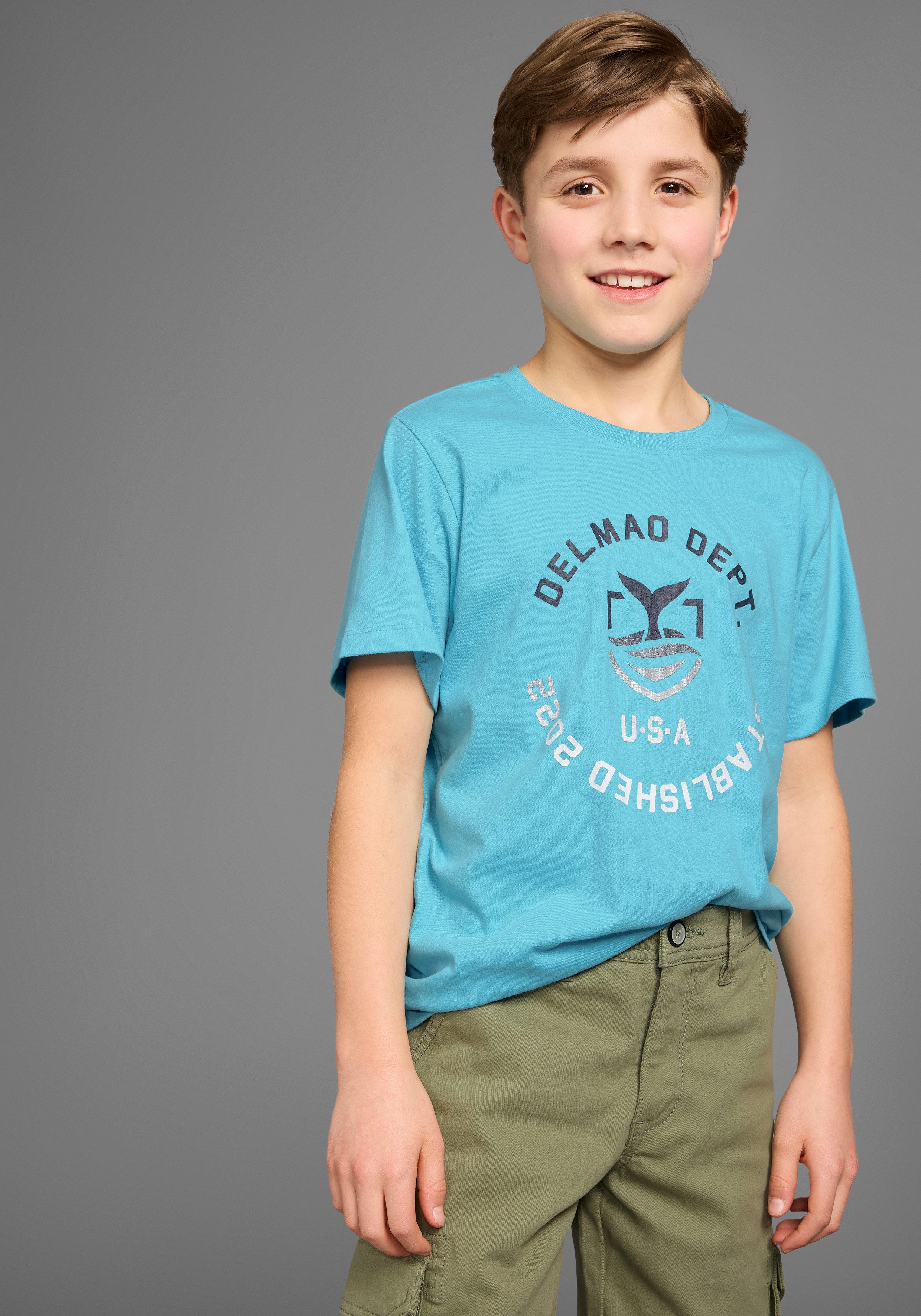 DELMAO T-Shirt mit Logo-Print für Jungen Kurzarm, Basic-Passform, mit Logodruck, Rundhalsausschnitt