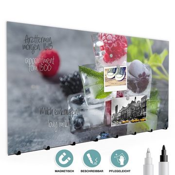 Primedeco Garderobenpaneel Magnetwand und Memoboard aus Glas Beeren in Eiswürfel