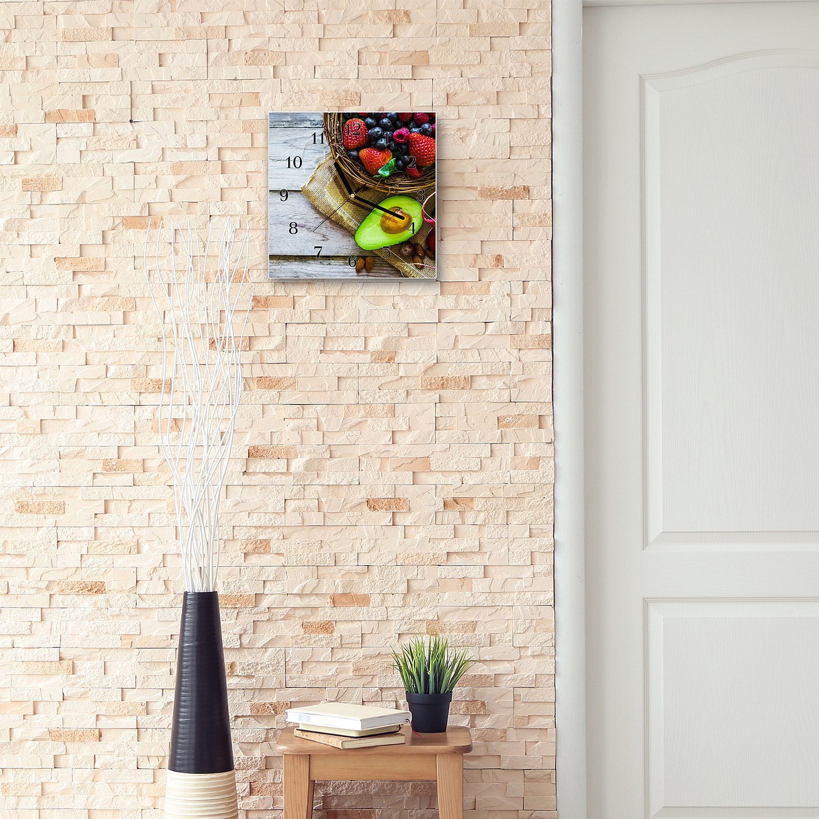 Primedeco Wanduhr Glasuhr Wanduhr Wandkunst Größe Avocado mit 30 und Beerenmix Motiv x 30 cm