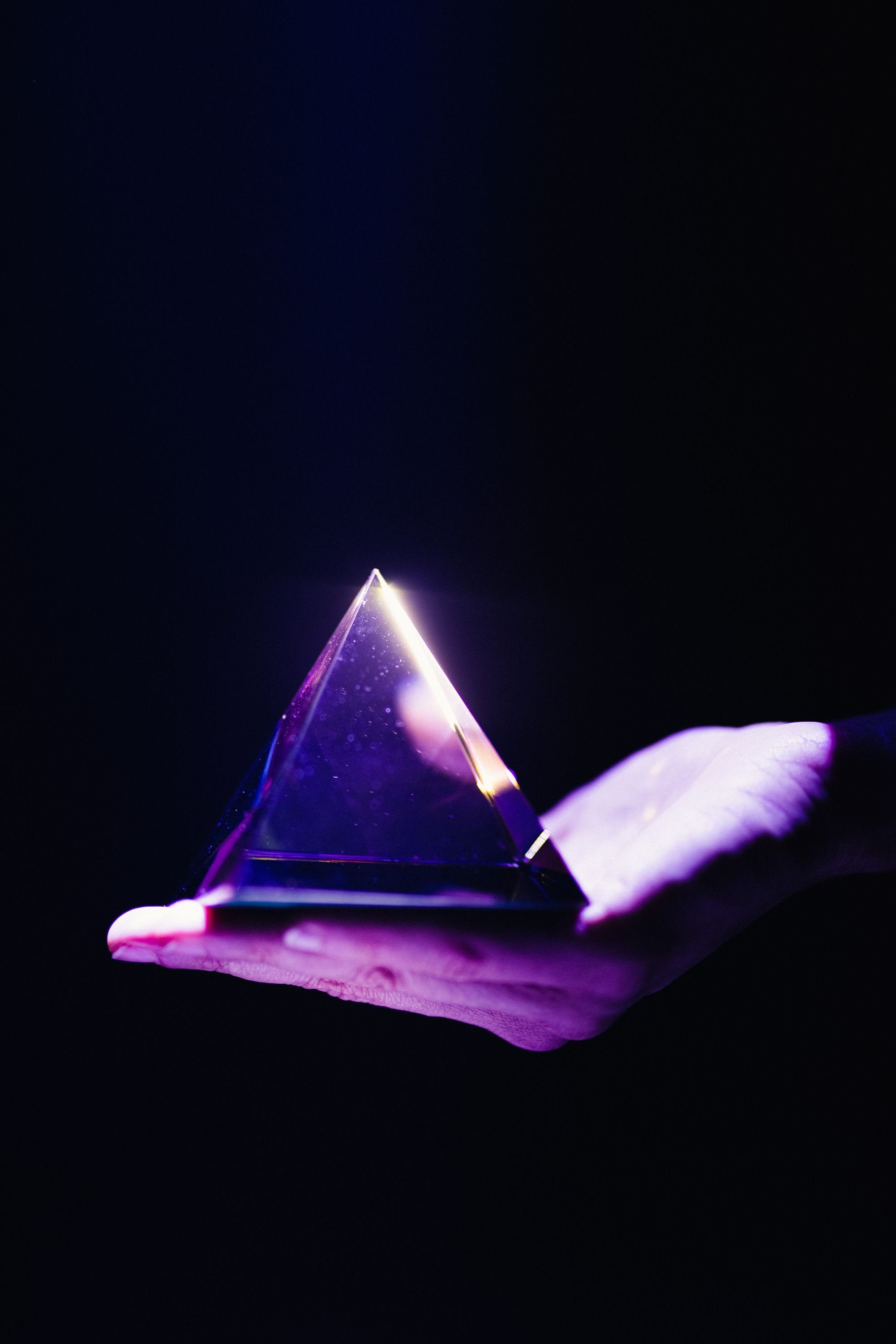 Induktionsbeleuchtung Basis mit Pyramide Dekoobjekt (in Regenbogenfarben (in Schwarz, irisierend FLYTE und Py, Py, Kristall-Glas Pyramide Pyramide schillernd) Basis Glas-Pyramide, Die schwebende Schwarz, schillernd) Regenbogenfarben Irisierend
