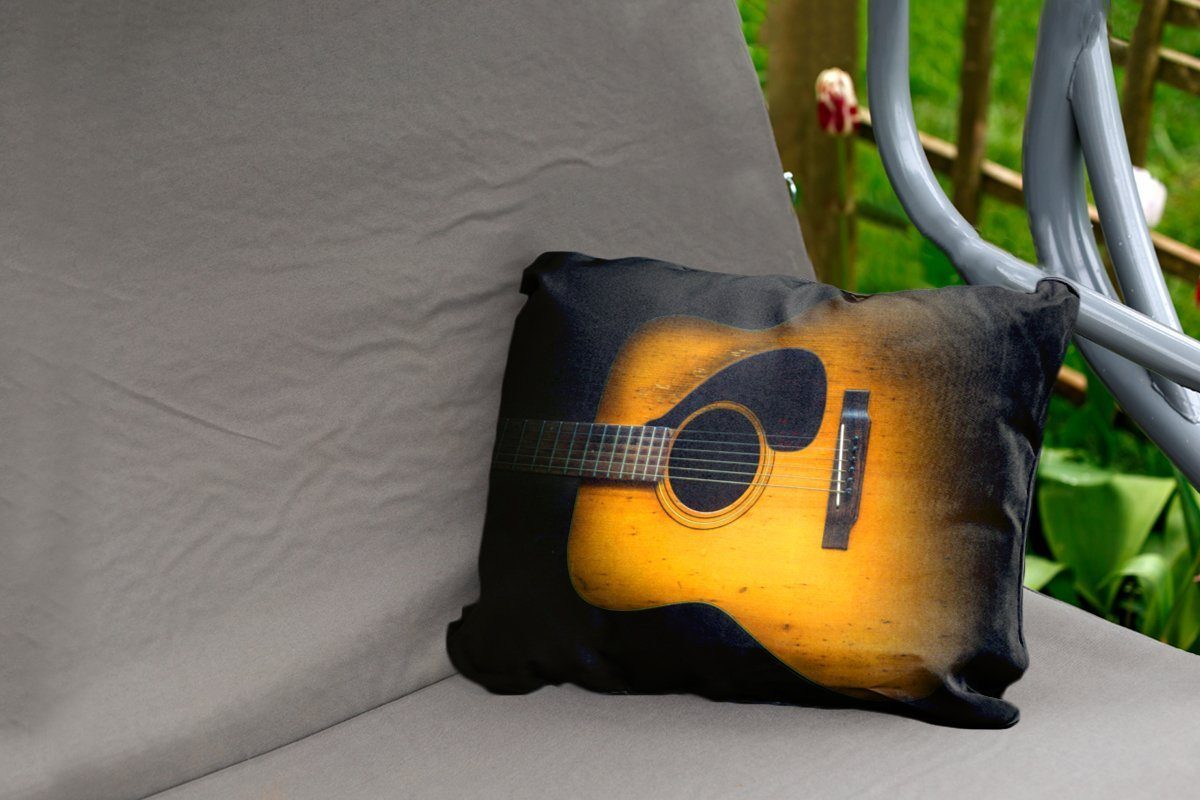 MuchoWow Dekokissen dunklem Alte Gitarre Kissenhülle Hintergrund, auf Polyester, Outdoor-Dekorationskissen, akustische Dekokissenbezug