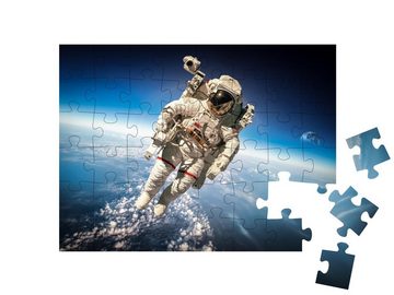 puzzleYOU Puzzle Astronaut im Weltraum über der Erde, 48 Puzzleteile, puzzleYOU-Kollektionen Menschen, Astronaut