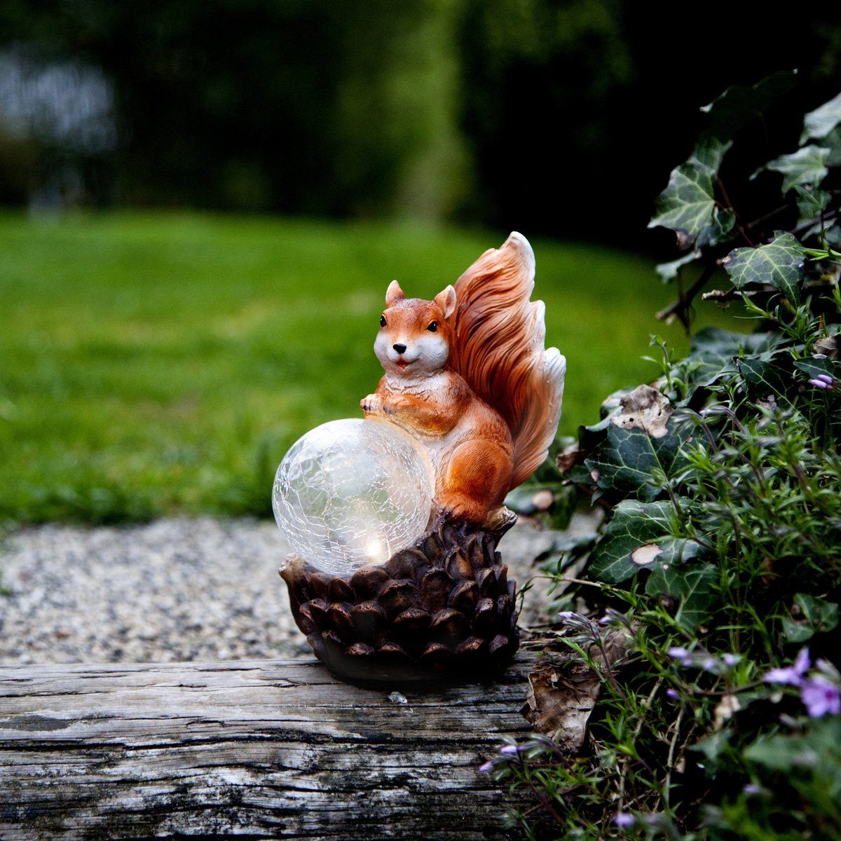 STAR TRADING LED Dekoobjekt LED Solar Gartenfigur Eichhörnchen mit Lichtkugel Sensor Gartendeko, LED Classic, warmweiß (2100K bis 3000K)