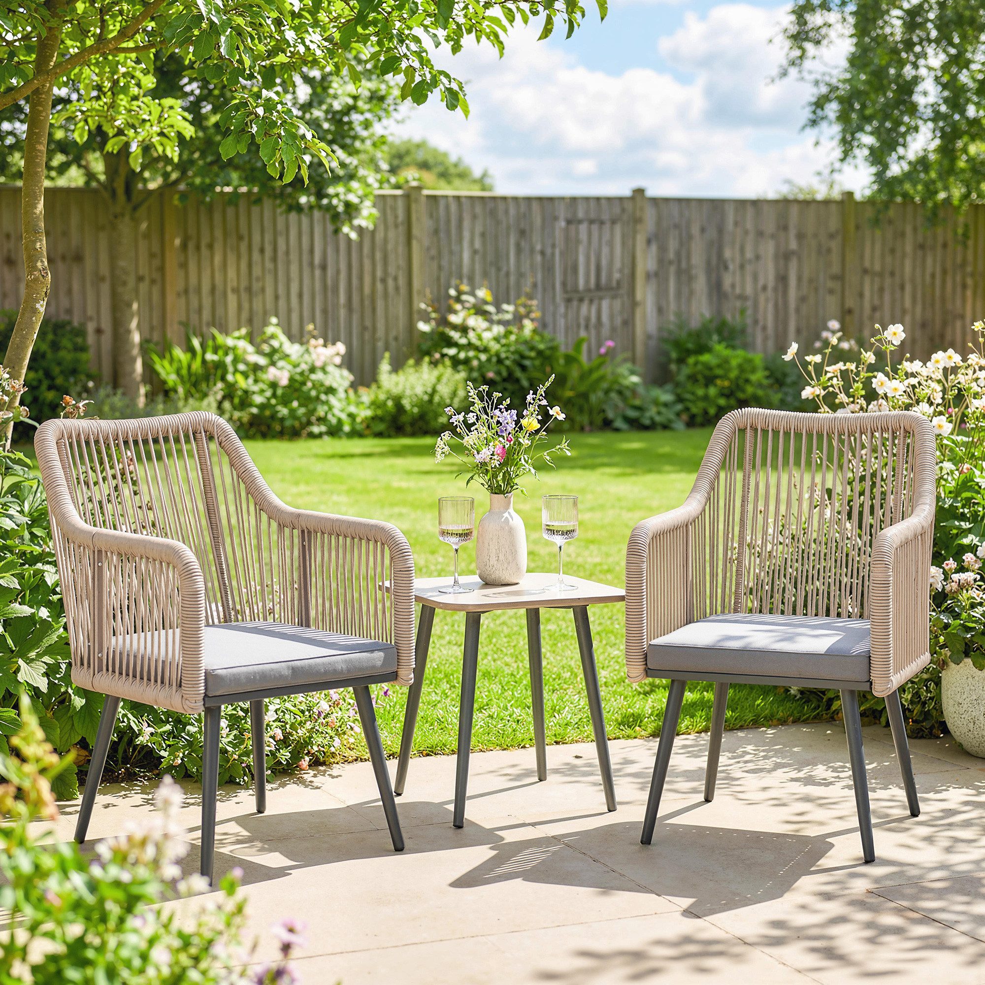 Outsunny Gartenstuhl mit Armlehne, Sitzkissen, Metallrahmen (Gartenstühle, 2 St), für Hinterhof Garten Balkon Hellgrau