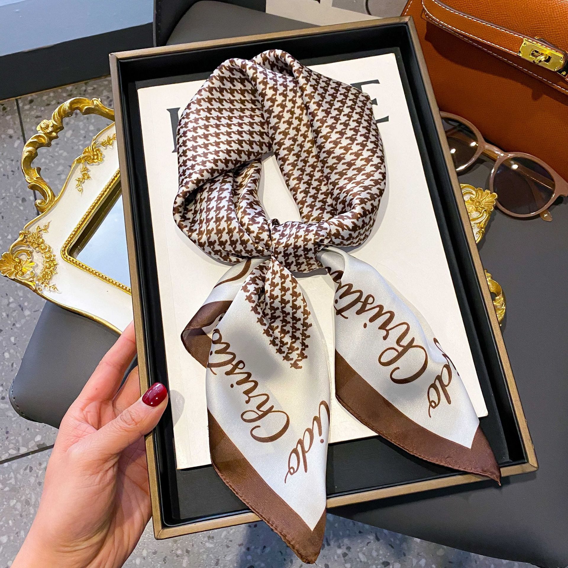 Coonoor Seidentuch Damen Seidentuch Seide Leicht Seidenschal Bandana Halstuch, Kopftuch Elegante Schal Tuch Geschenk für Frauen – Bild 4 von 4