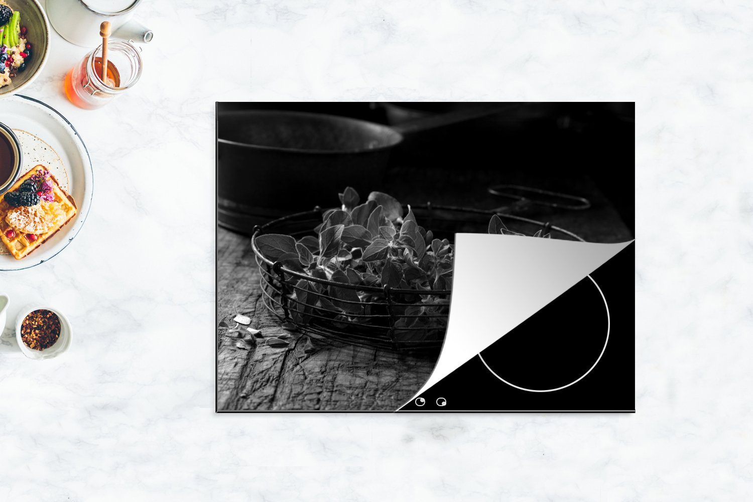 einem schwarz gepflücktes Oregano-Kraut Arbeitsfläche Herdblende-/Abdeckplatte tlg), Frisch Mobile in nutzbar, - cm, Ceranfeldabdeckung und, Metallkorb 70x52 MuchoWow (1 Vinyl,