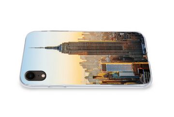 MuchoWow Handyhülle Skyline von New York bei Sonnenuntergang mit dem Empire State Building, Handyhülle Apple iPhone XR, Smartphone-Bumper, Print, Handy