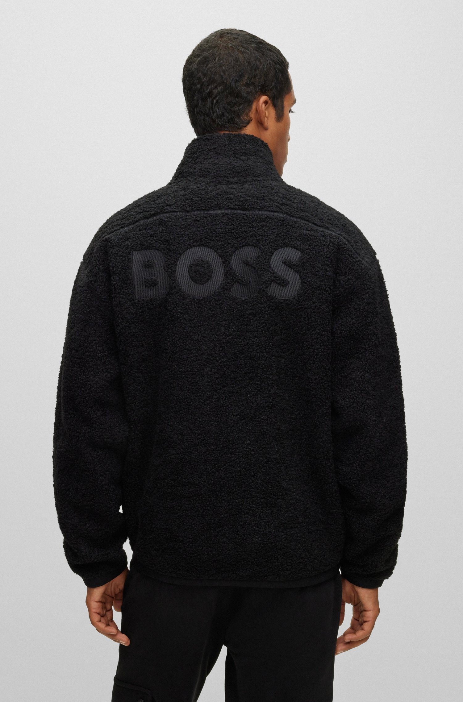 BOSS ORANGE 10239063 Stickerei Sweatshirt Black001 01 mit BOSS großer Rücken Zeteddy auf dem