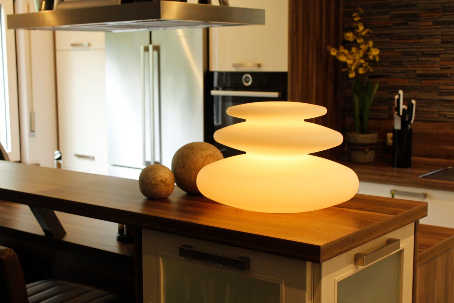 Arnusa Kugelleuchte Flatstones mobile Lampe Dekolampe Tischlampe, Dimmfunktion, LED fest integriert, 16 Leuchtfarben per Fernbedienung wählbar, Stehlampe