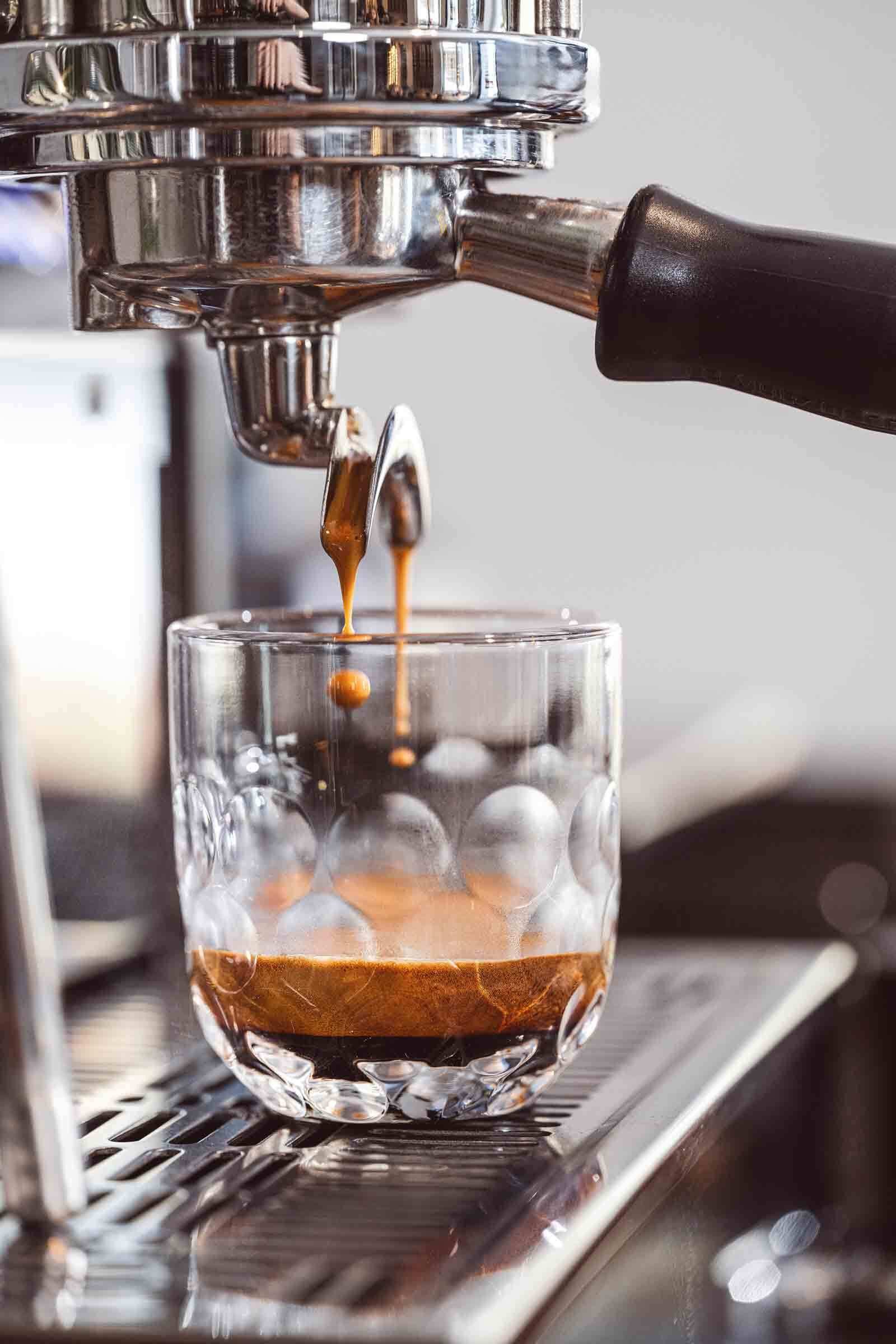 LEONARDO Latte-Macchiato-Glas Gocce Kaffeegläser (1) 220 ml 2er Set, 2-tlg., Glas