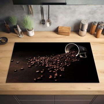MuchoWow Herdblende-/Abdeckplatte Aus einer Tasse verschüttete Kaffeebohnen auf einem dunklen Tisch, Vinyl, (1 tlg), 83x51 cm, Ceranfeldabdeckung, Arbeitsplatte für küche