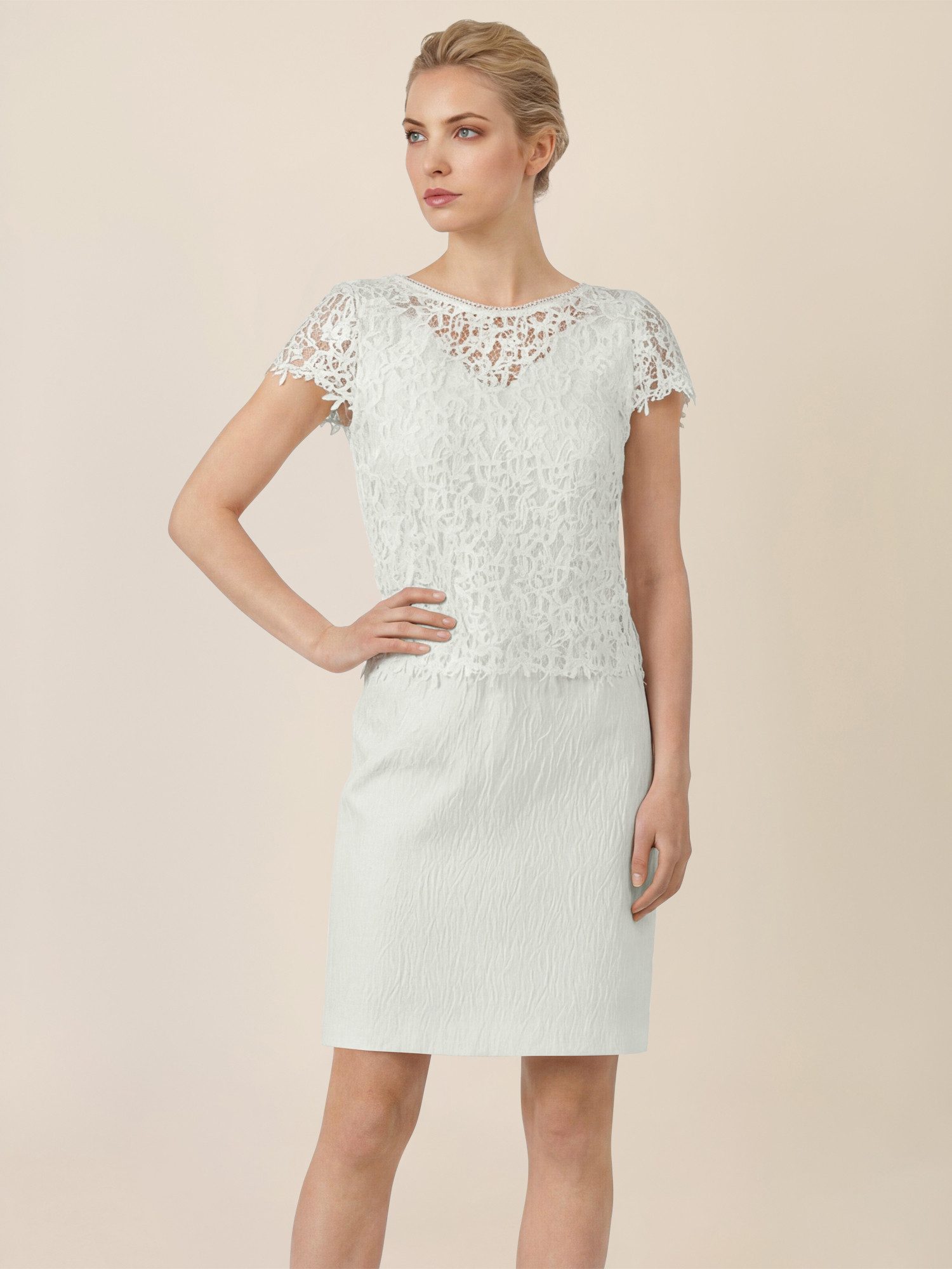 Apart Brautkleid mit floraler Struktur