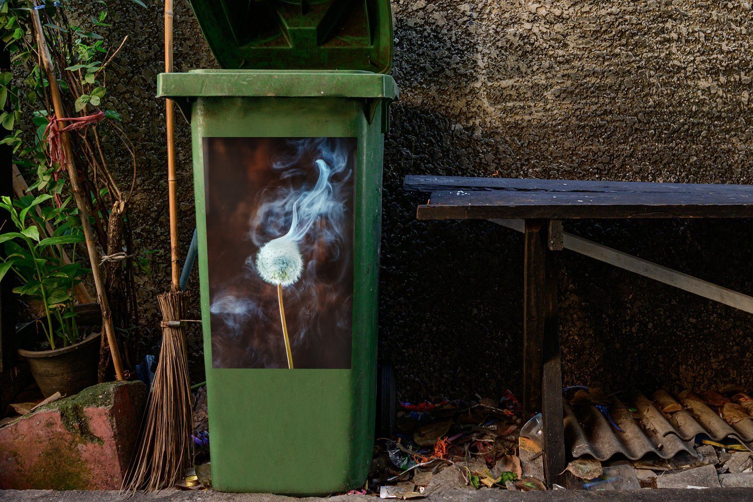 MuchoWow Wandsticker Ein Löwenzahn Mülleimer-aufkleber, Mülltonne, Sticker, St), Rauch (1 Abfalbehälter den Container, frei setzt