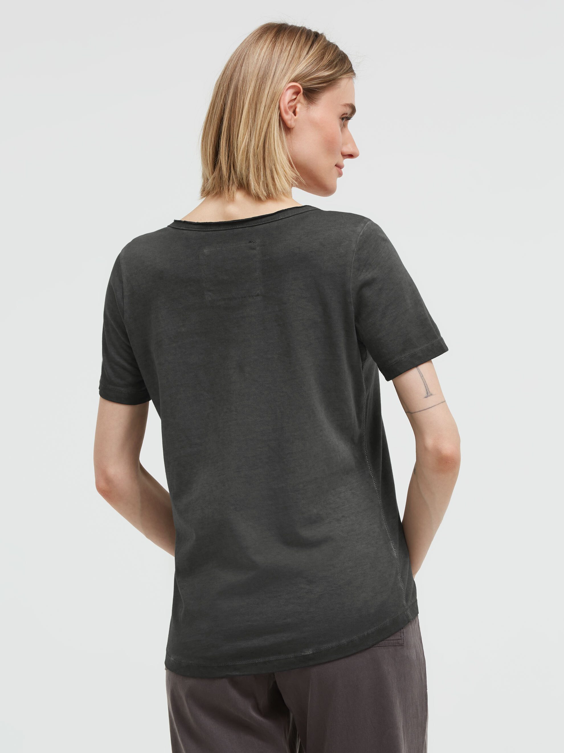SOCCX V-Shirt mit längerer Rückenpartie – Bild 5 von 5