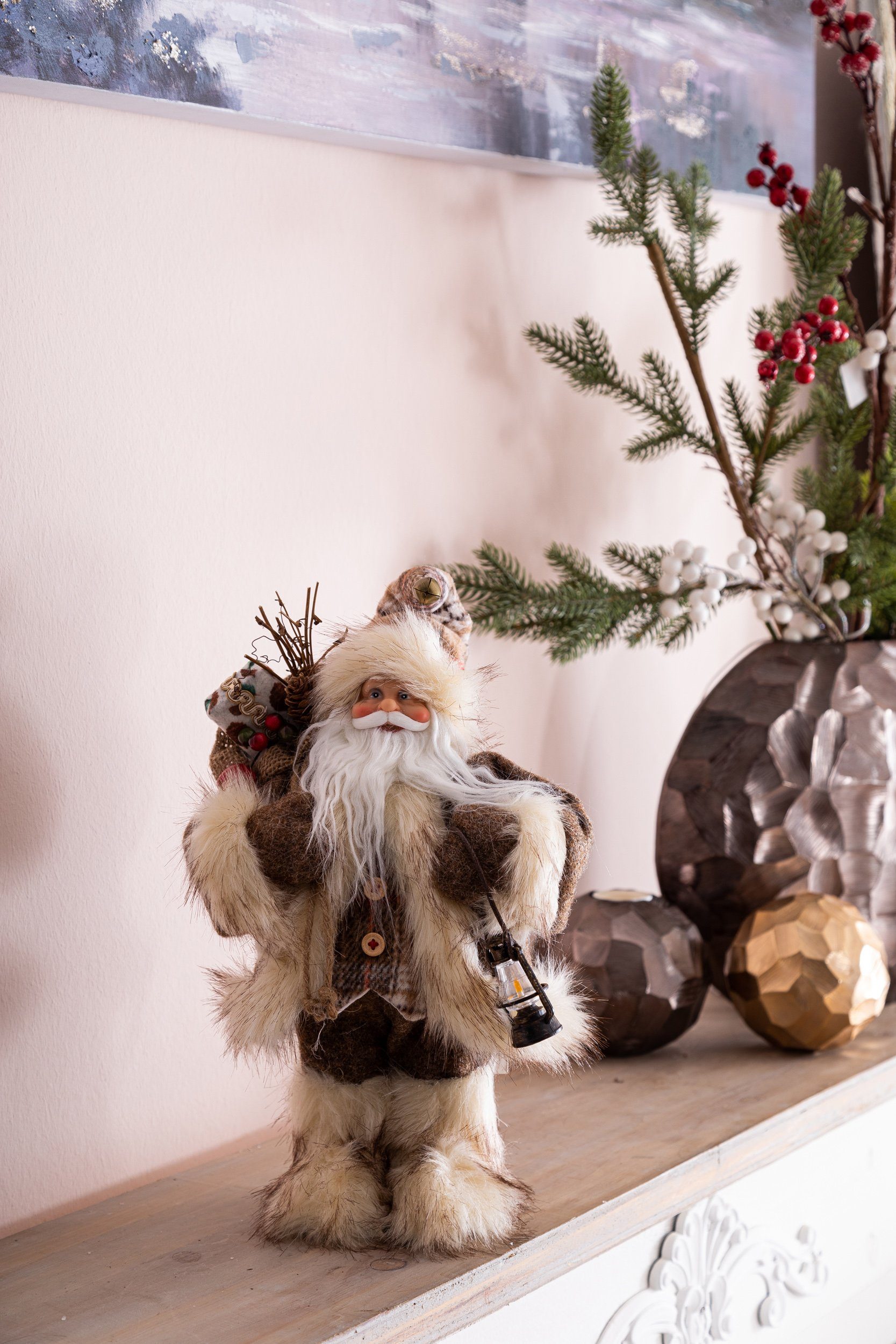 Wohnando Dekofigur Weihnachtsmann in braunem Mantel, Weihnachtsdeko, Santa Claus-Figur