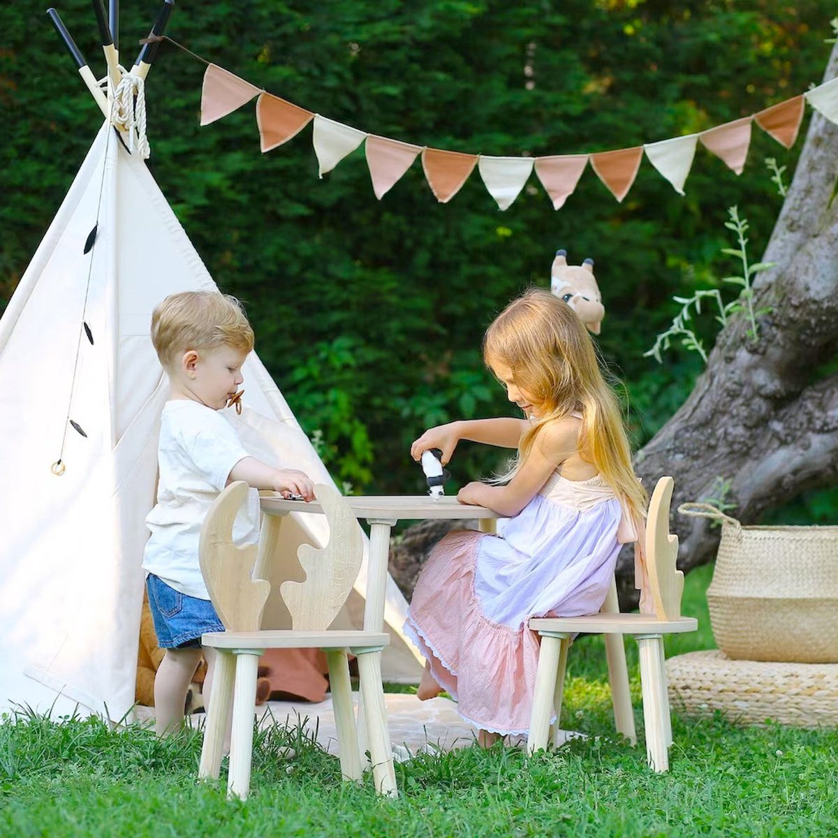 COZYCOLLECTIONS Kindersitzgruppe Kindertisch-Set mit Tiermotiv-Stühlen aus Naturholz, (Kindertisch-Set, 3-tlg., 3-teilig (1 Tisch + 2 Stühle), Montessori-Design: fördert Selbstständigkeit, Ordnung & Kreativität