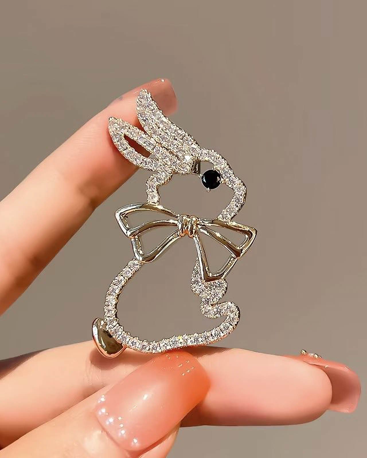 MayTree Brosche "Hase mit Schleife", mit Strass (Stück, 1-tlg), goldfarbene Metallbrosche mit Strass-Steinen für Damen