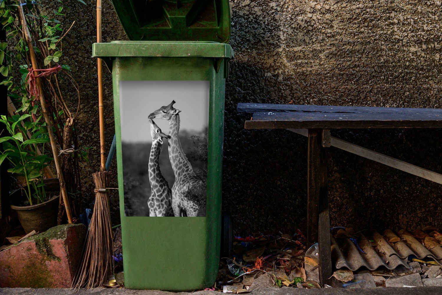 Baby-Giraffe Mülltonne, Liebenswerte (1 MuchoWow Wandsticker Mülleimer-aufkleber, schwarz Sticker, und St), Abfalbehälter - weiß Container,