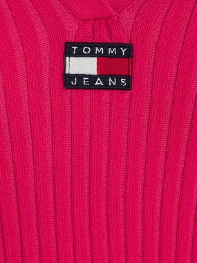 Tommy Jeans Strickkleid TJW COLLAR BADGE SWEATER DRESS mit V-Ausschnitt & Tommy Jeans Badge