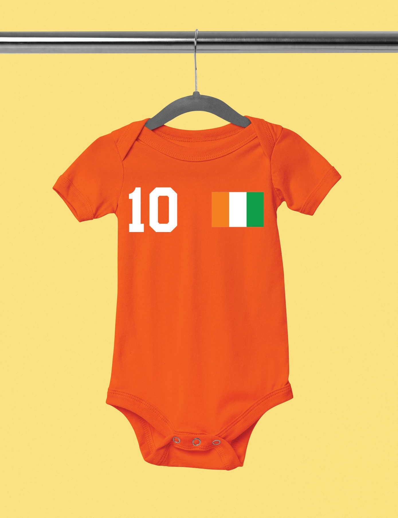 Youth Designz Kurzarmbody Elfenbeinküste Kinder Baby Body Strampler mit sportlichem Motiv