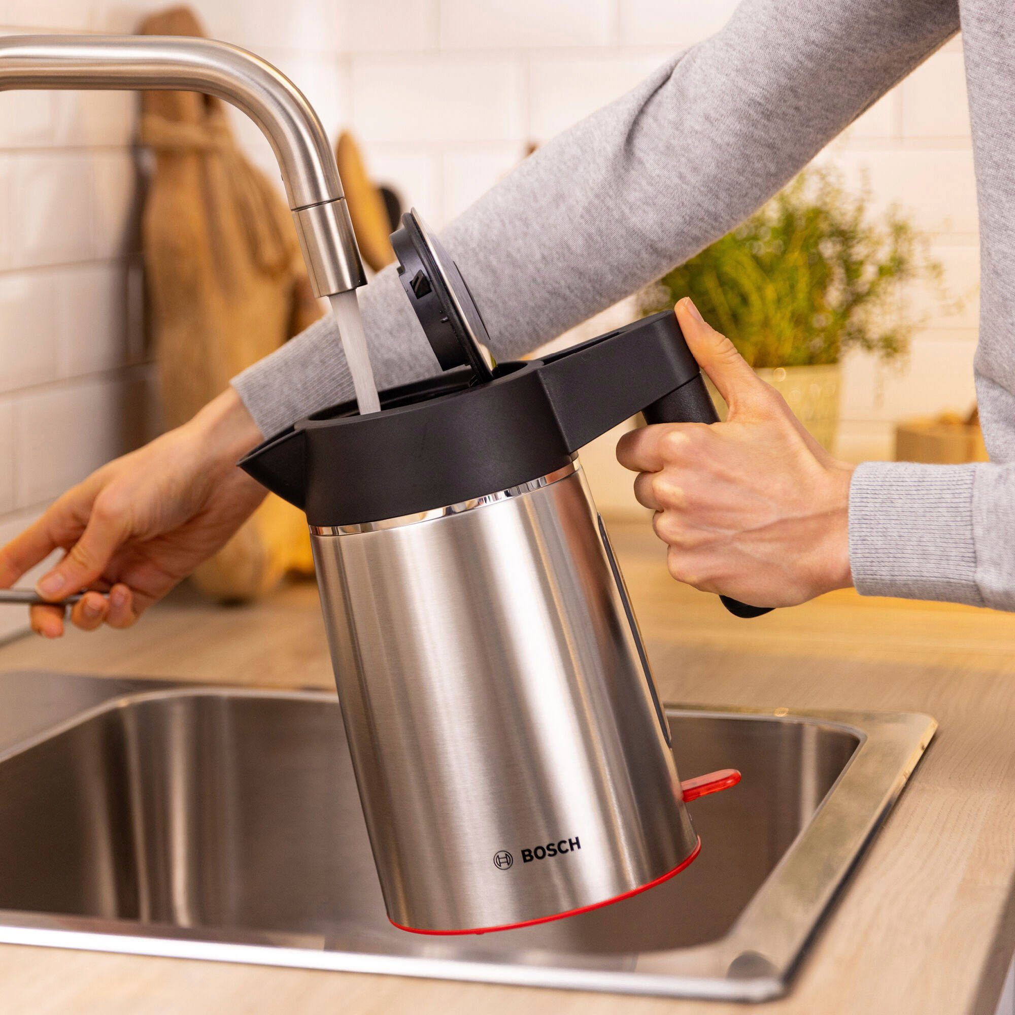BOSCH Wasserkocher MyMoment TWK6M480, Abschaltautom., Überhitzungsschutz, Tassenanzeige, 1,7 l, 2400 W, Dampfstopp-Automatik, Trockengehschutz, Kalkfilter, Edel – Bild 5 von 5