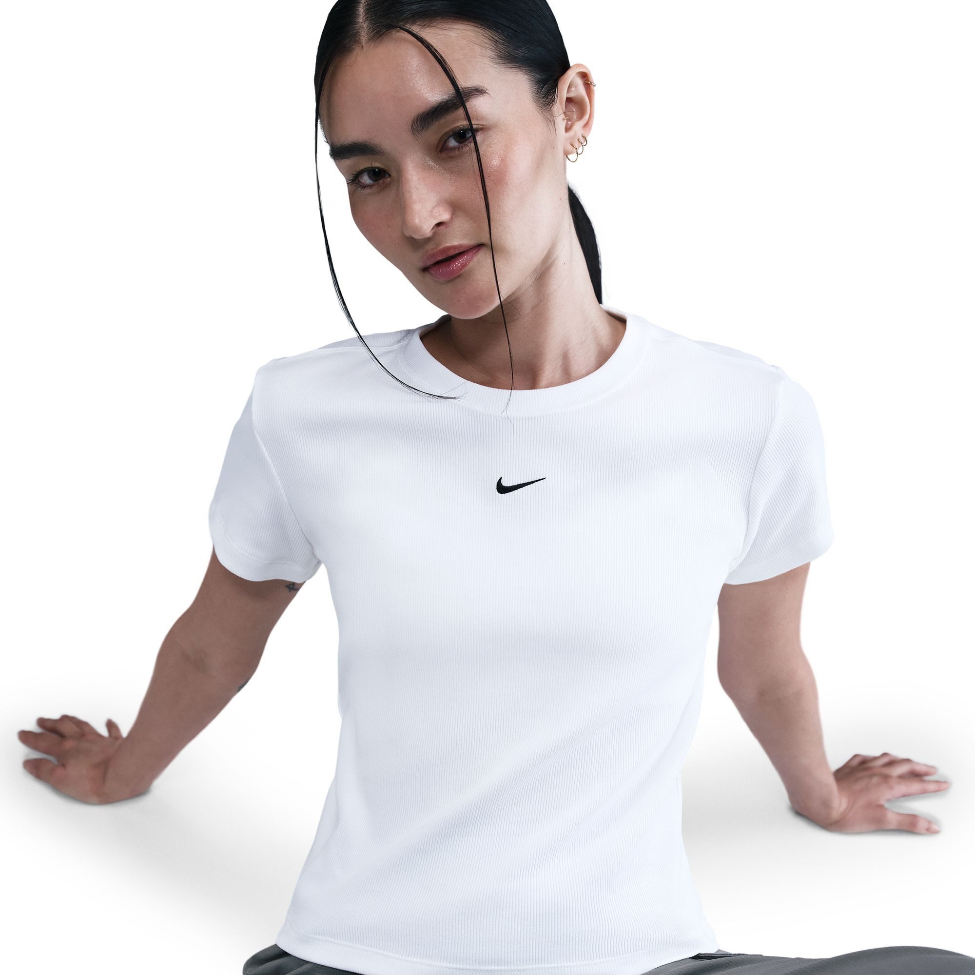 Nike Sportswear T-Shirt Nike Sportswear Women's Tight Ribbed Short-Sleeve T-Shirt mit Rundhalsausschnitt, kragenlos, Kurzarm, aus Feinripp-Material