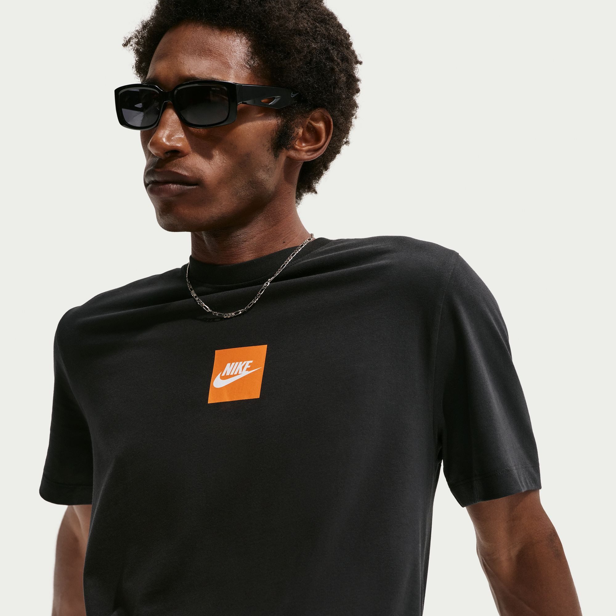 Nike T-Shirt Nike Sportswear T-Shirt mit sportlichem Rückenprint, hüftbedeckende Länge, Kurzarm, Rundhals