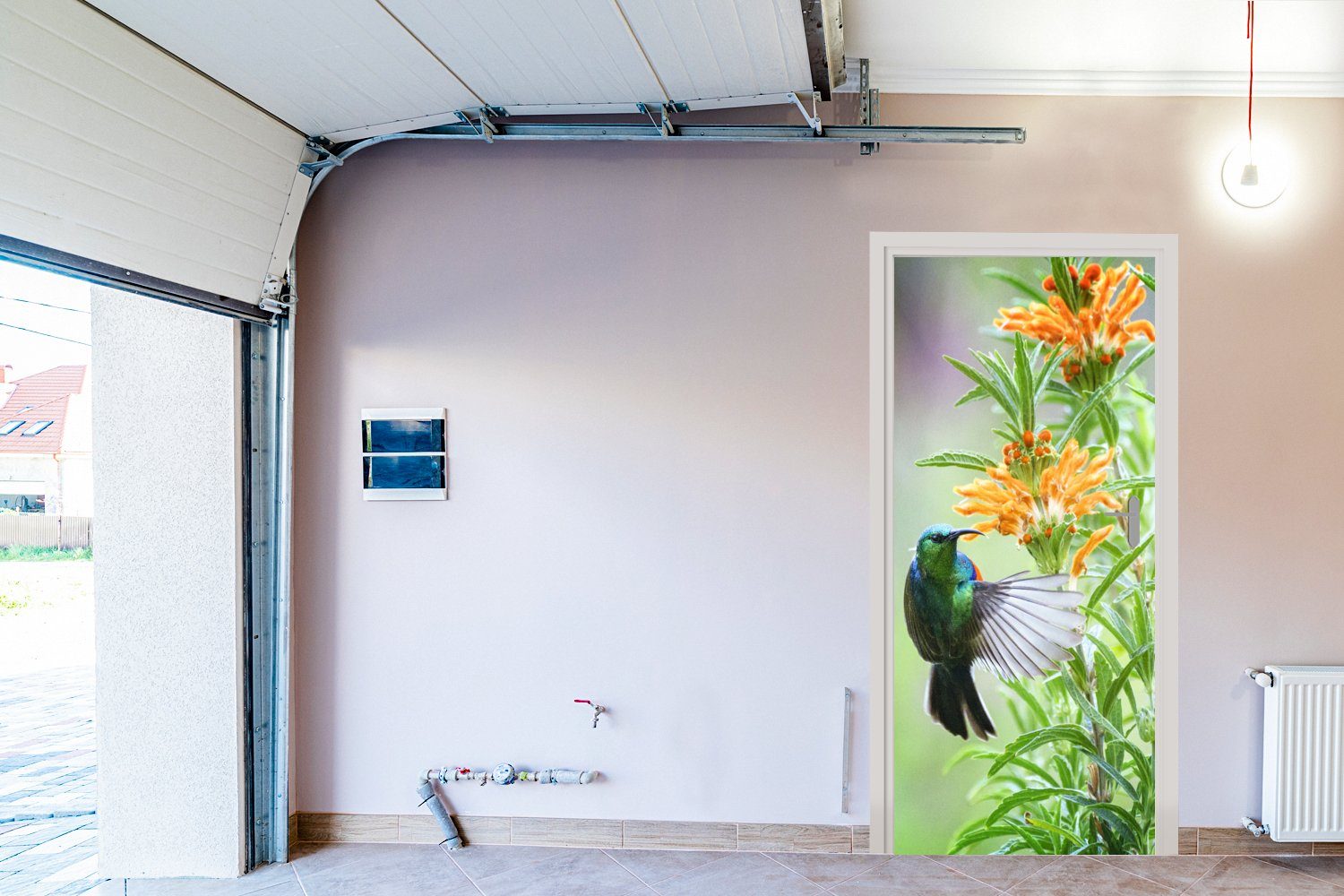 Tür, cm Fototapete orangefarbenen, Pflanzen eines mit MuchoWow Türtapete Matt, bunten bedruckt, für 75x205 (1 St), neben Nahaufnahme Türaufkleber, Vogels