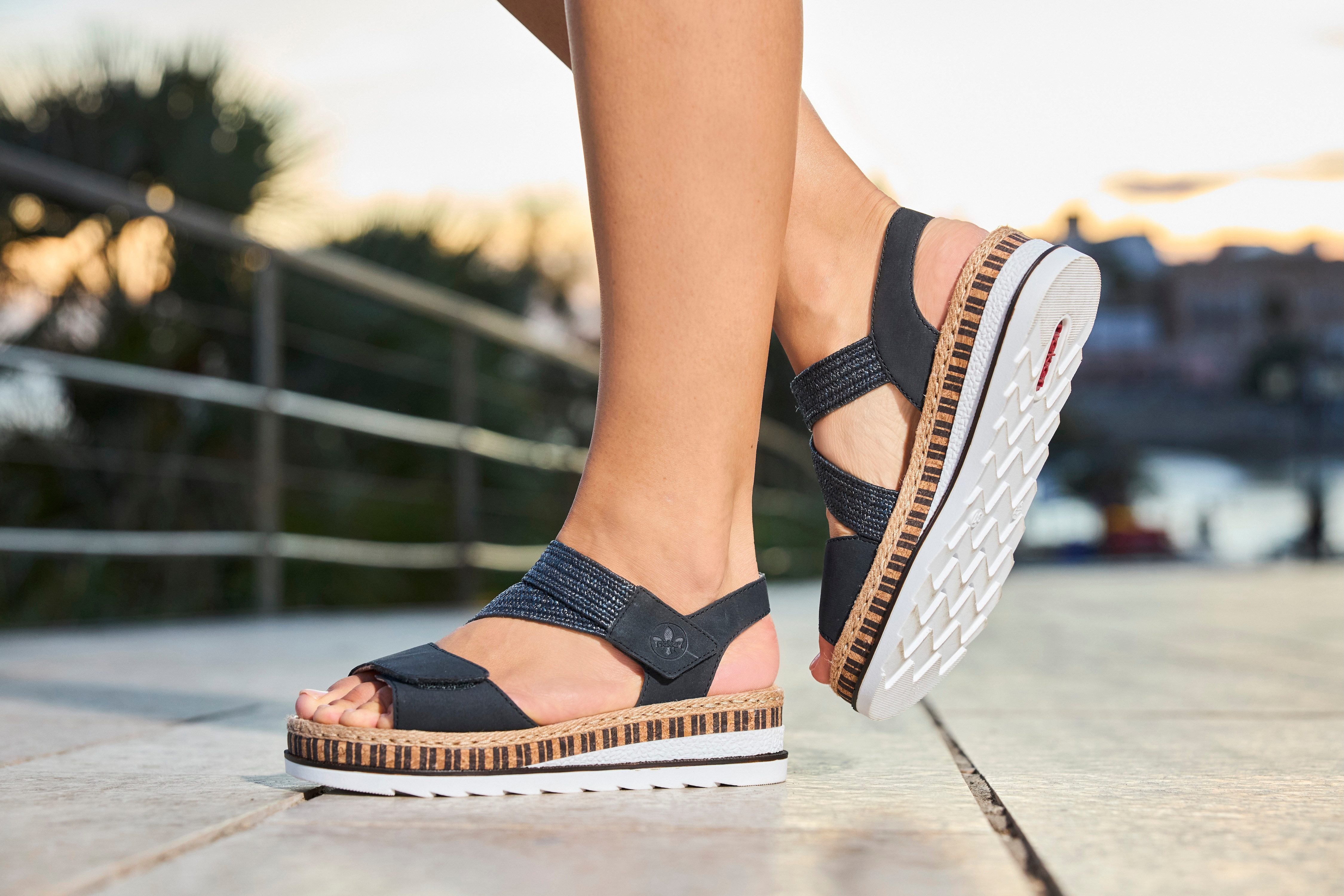 Rieker Keilsandalette Riemchensandale, Sommerschuh, Urlaubschuh mit Klettriemchen