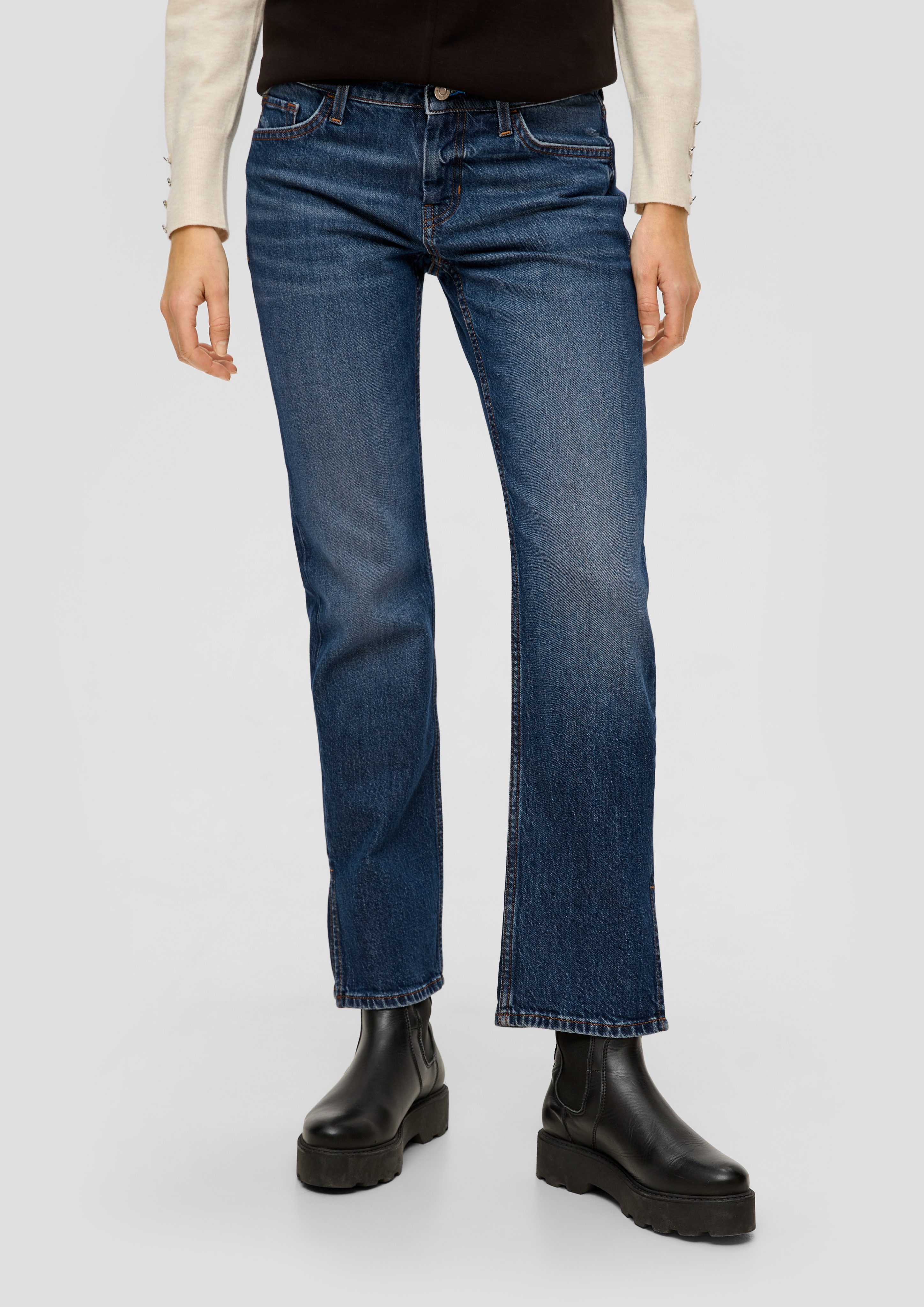 s.Oliver / Straight Rise / Regular Low Fit 5-Pocket-Jeans Jeans Karolin Label-Patch / Leg