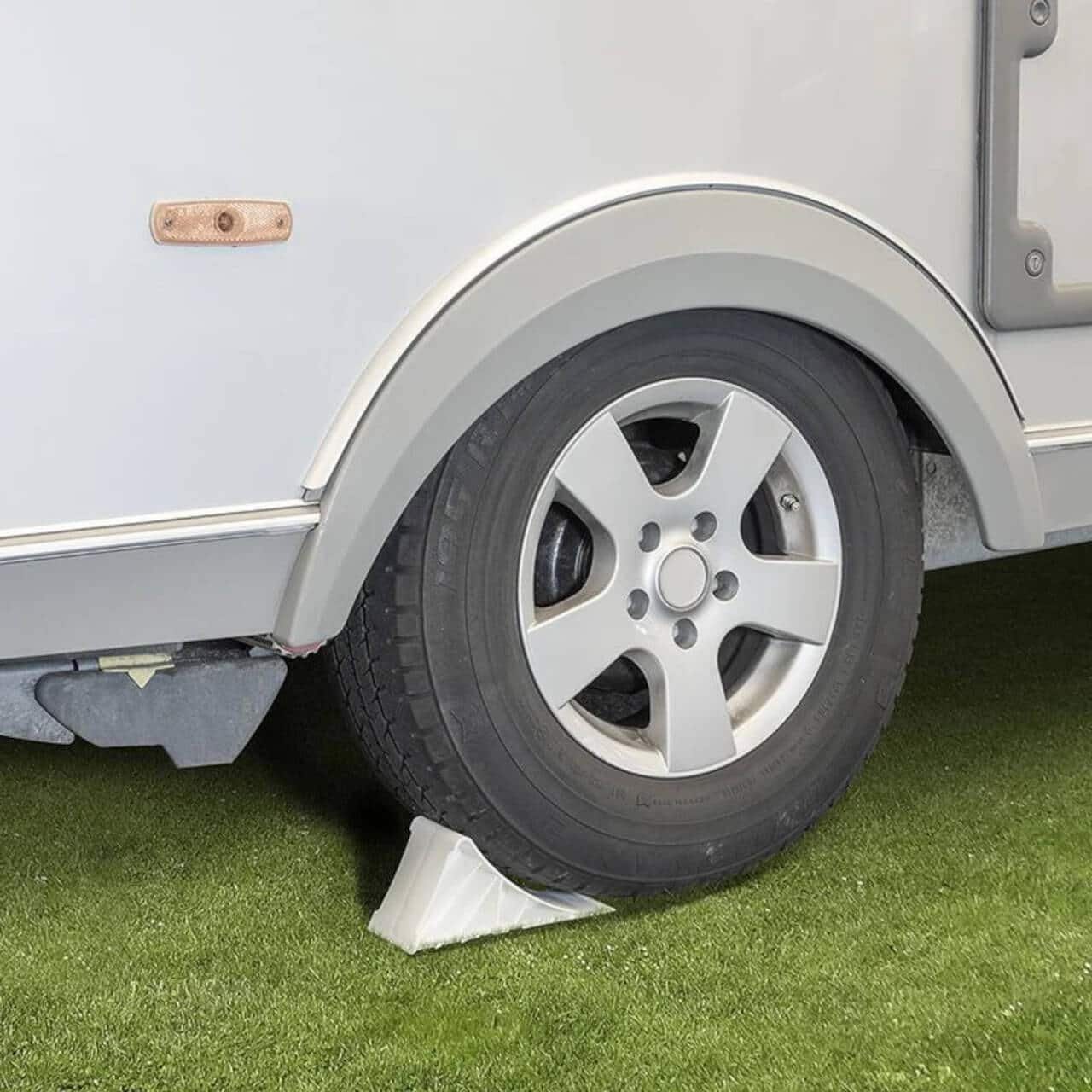 in weiß, ProPlus Kunststoff Wohnwagen Anhänger Rastkeil Bremskeil mit Halter Weiß Unterlegkeil Reisemobil Radkeil (2-St),