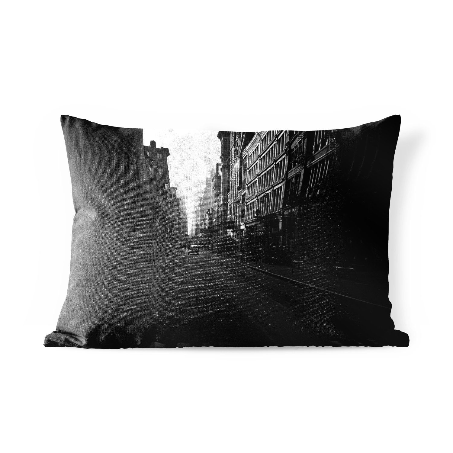 MuchoWow Dekokissen Autofahrt durch eine ruhige Straße in New York in schwarz-weiß, Outdoor-Dekorationskissen, Polyester, Dekokissenbezug, Kissenhülle