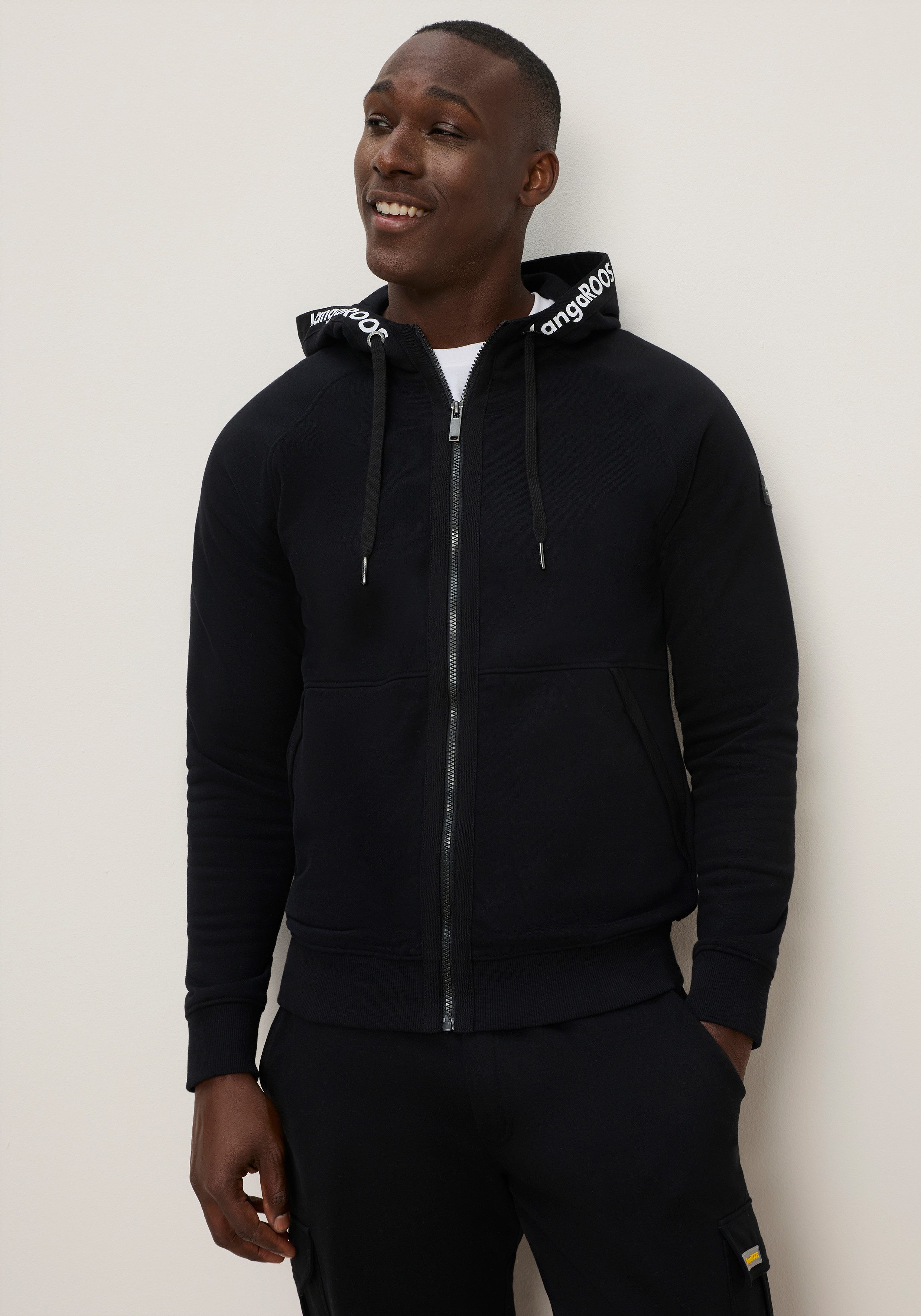 KangaROOS Kapuzensweatjacke schmale Passform, mit Kordelzug an der Kapuze. € 59,99, (€ 59,99 pro 1 Stk).