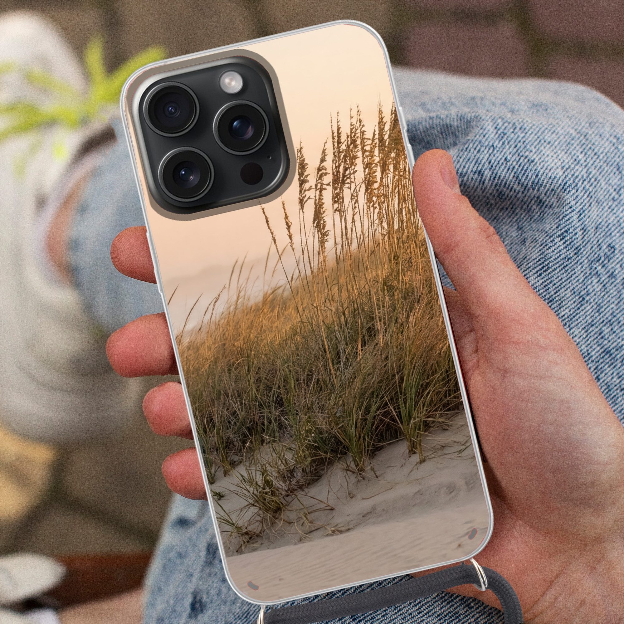 MuchoWow Handyhülle für Apple iPhone 15 Pro Max Dünenlandschaft - Sonnenuntergang - Strand, Tragbare Handyhüllen mit Kette zum umhängen, Handykette Handyband